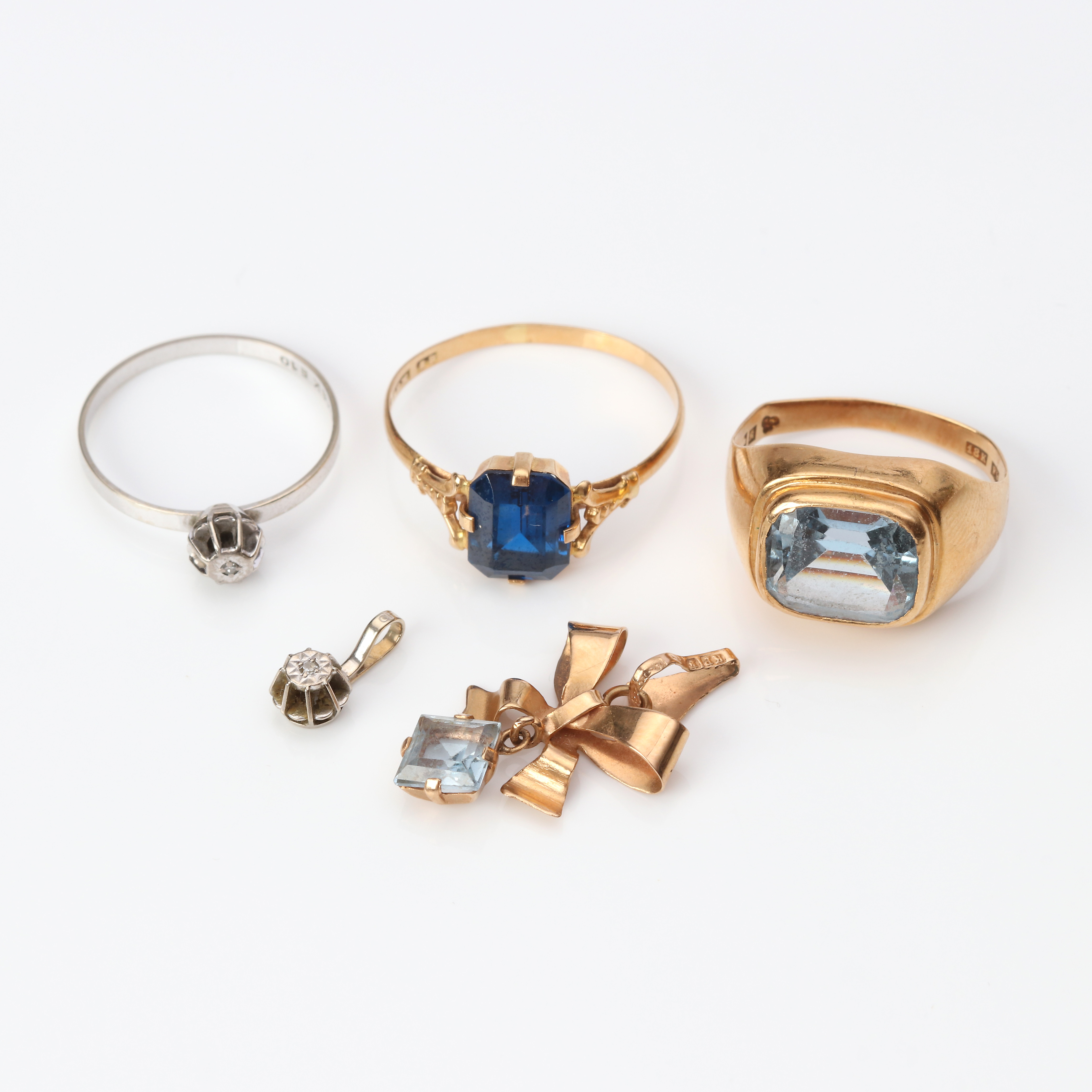 PARTI GULDSMYCKEN. 18k röd- och vitguld med olikfärgade stenar och små diamanter, totalt ca 8,3 gram.