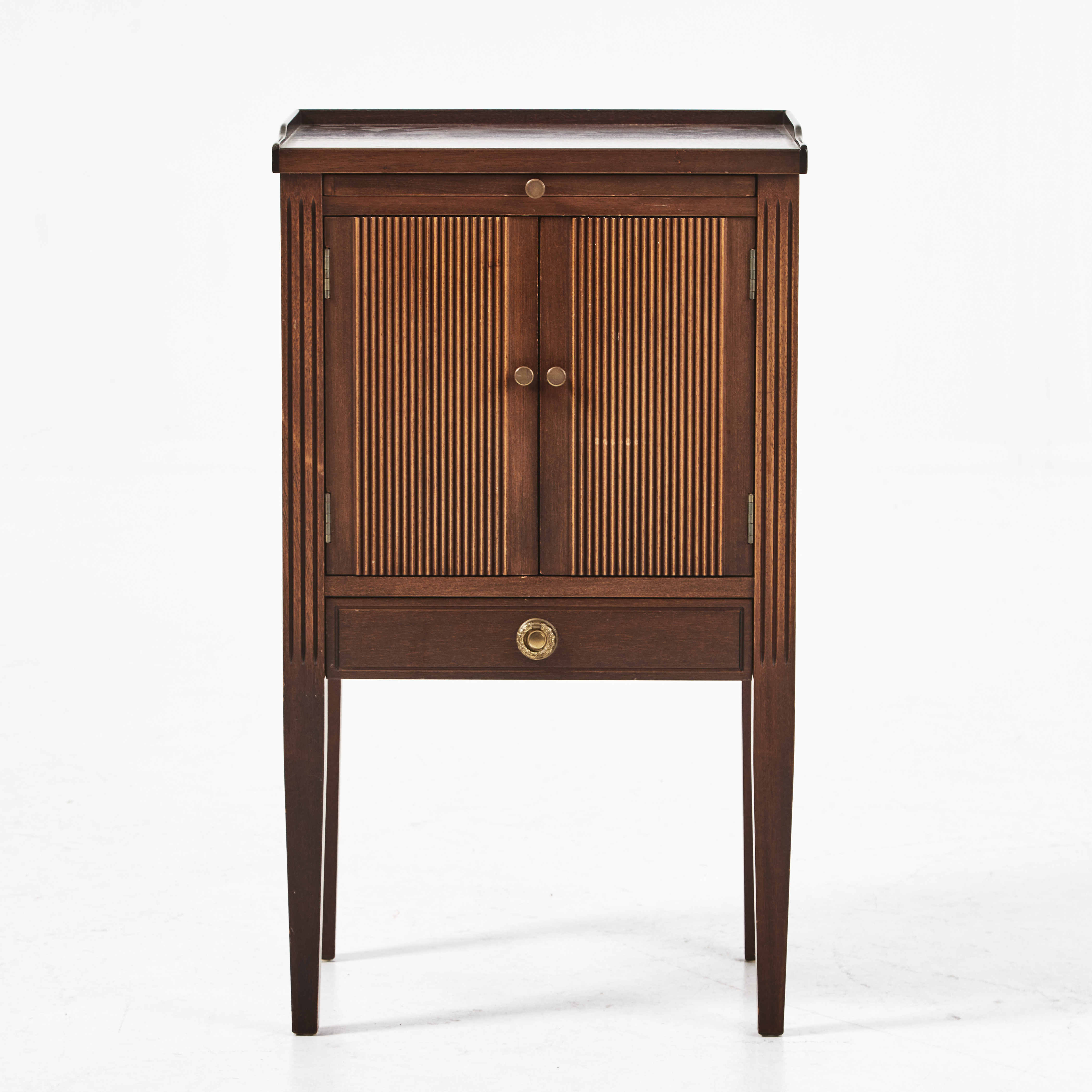 SÄNGBORD sk. pottskåp, samtida, gustaviansk stil, mahogny.