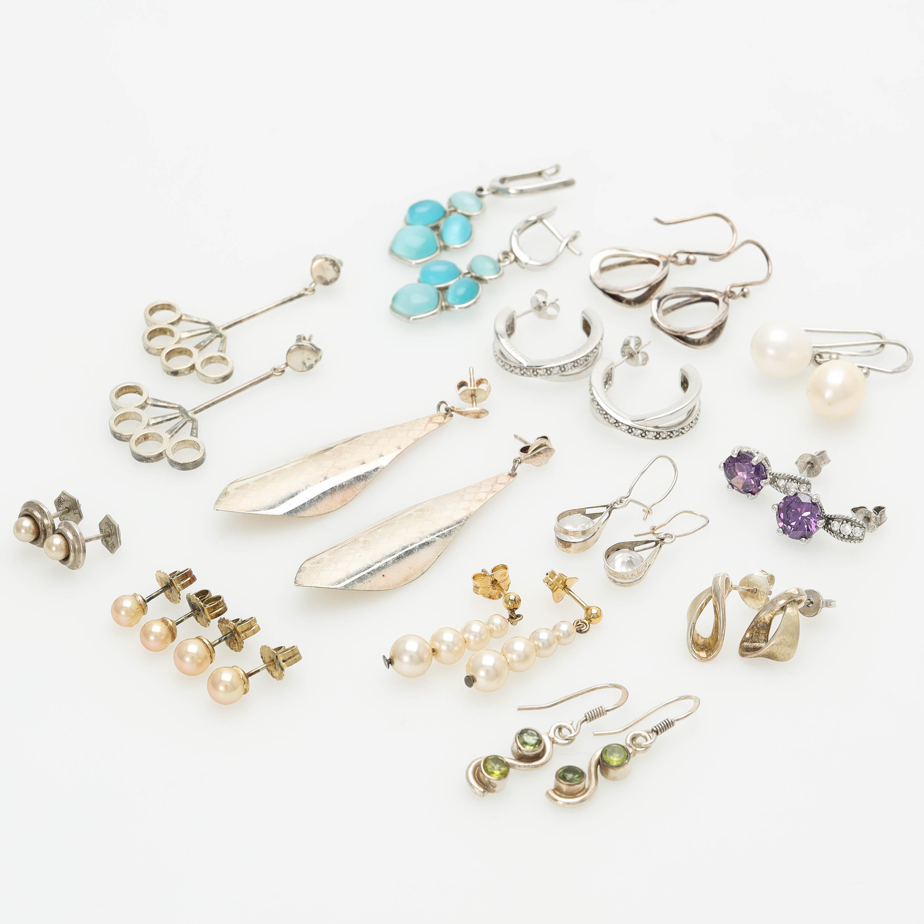 ÖRHÄNGEN, 14 par, silver, syntetiska stenar samt pärlor.