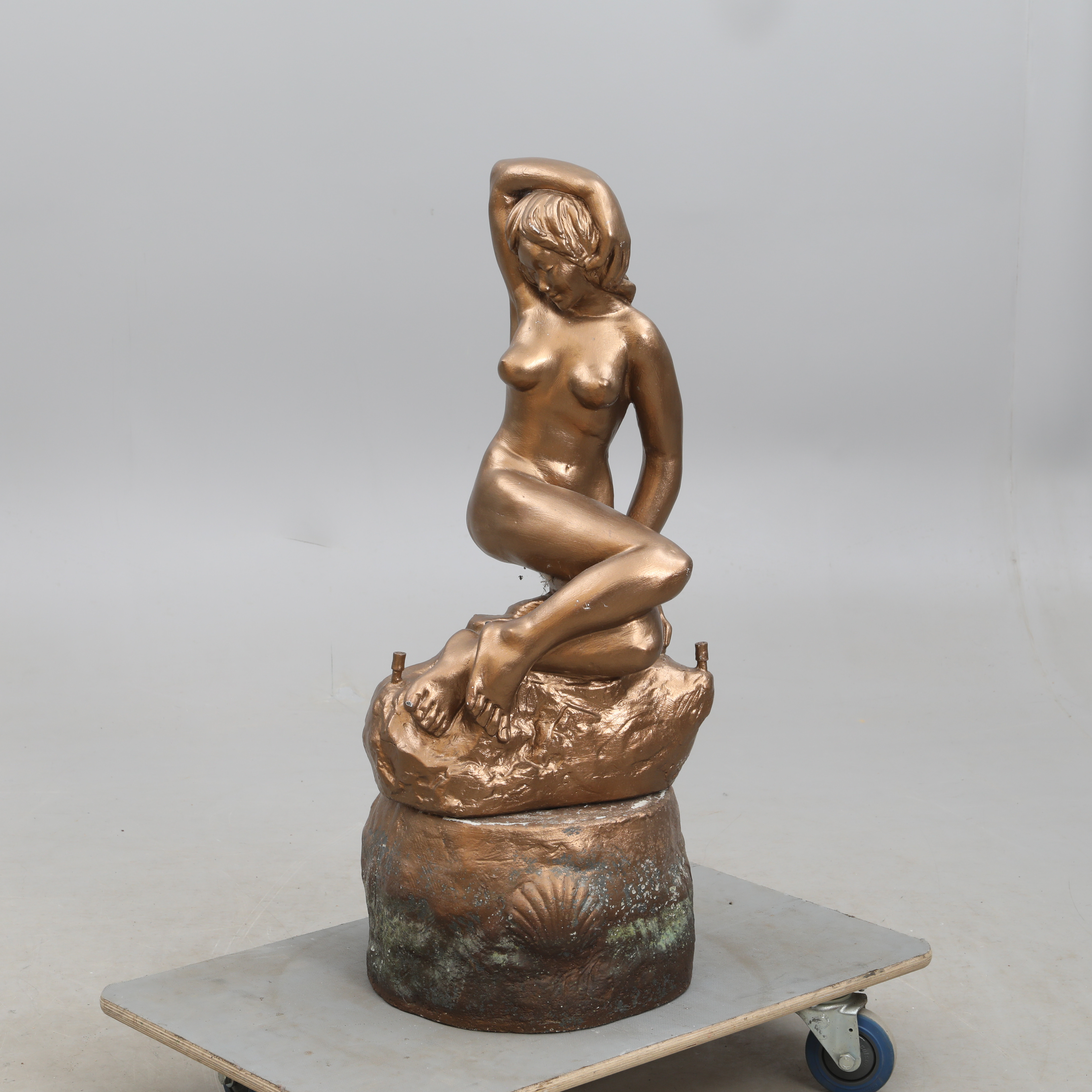 GINO MANCA. SKULPTUR/FONTÄN, bemålad cement, signerad.