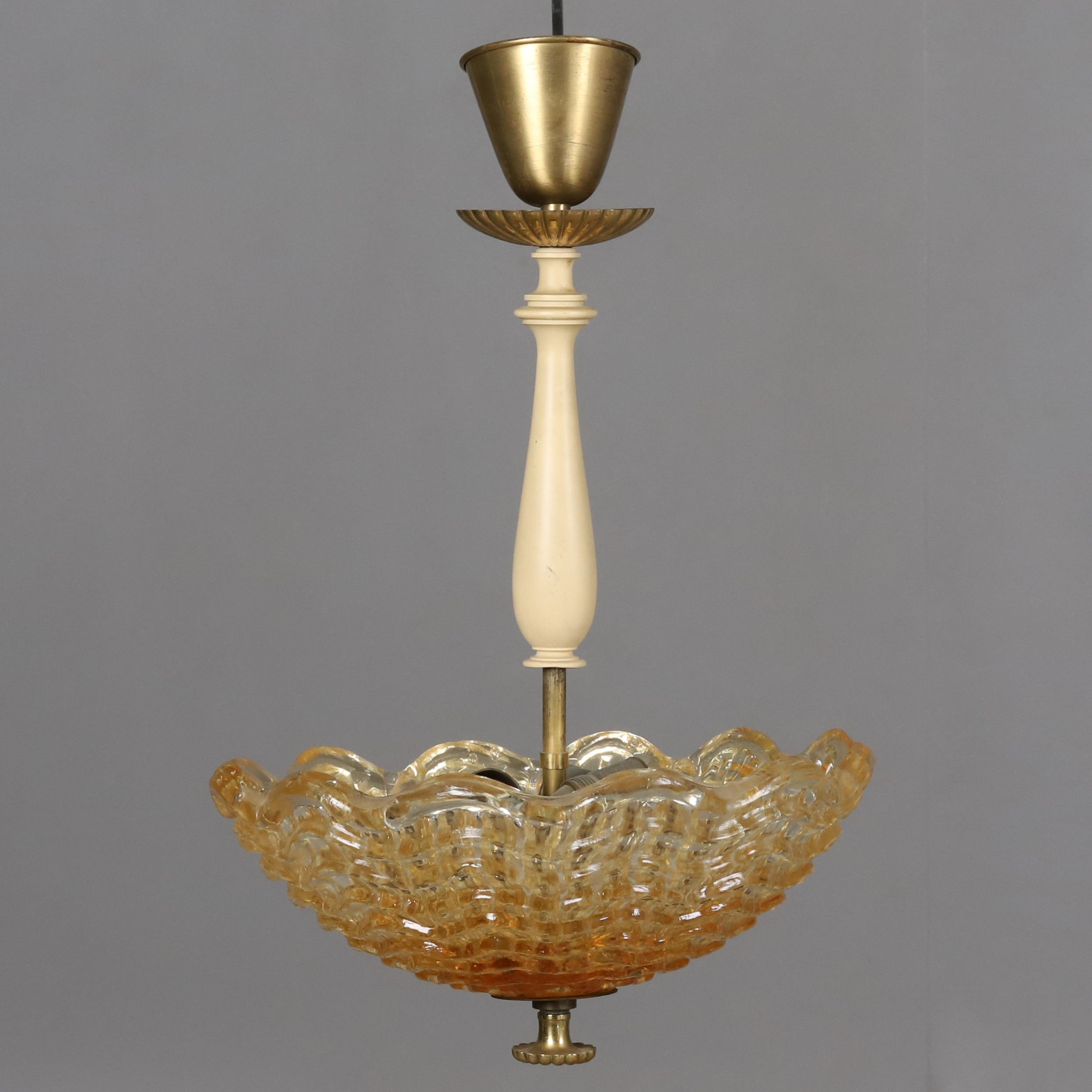 CARL FAGERLUND. TAKLAMPA. Bärnstensfärgat glas, mässing och trä, Orrefors, 1900-talets mitt.