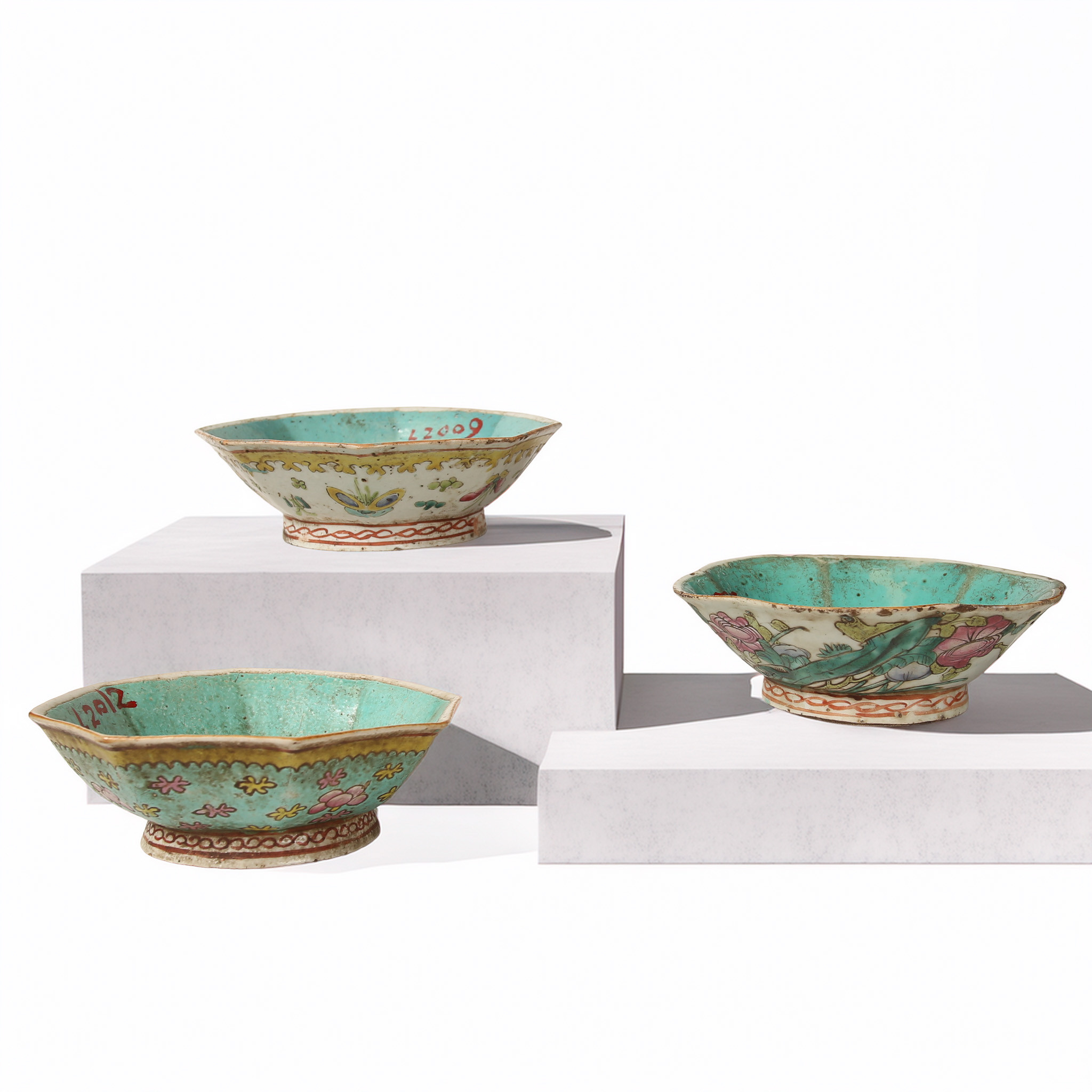 SKÅLAR 3 st., porslin, oktagonala samt lobformig. Emaljfärger. Kina, Guangxu (1874-1908).