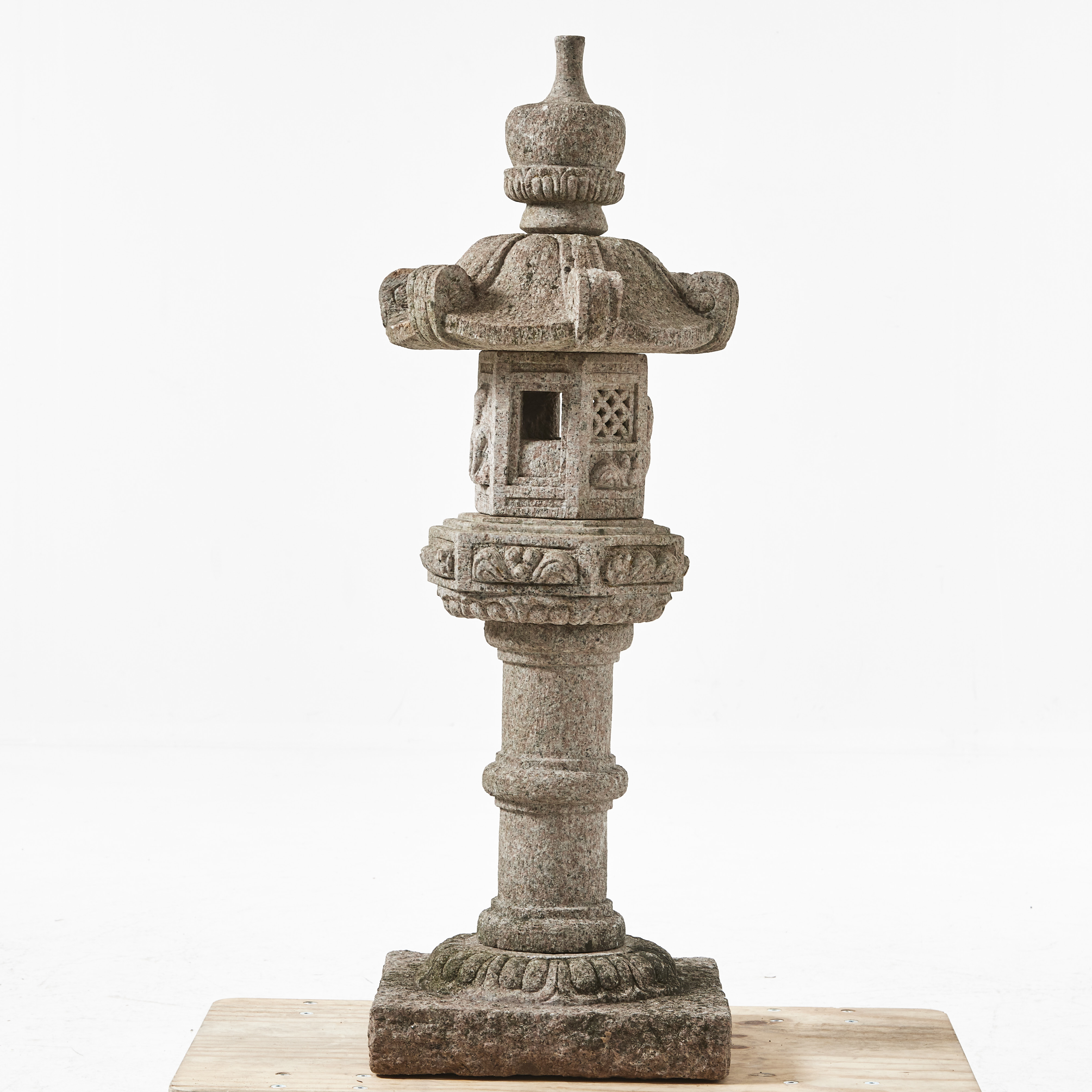 JAPANSK LYKTA, 2000-tal, i japansk stil, granit, huggen dekor, 6 delar.