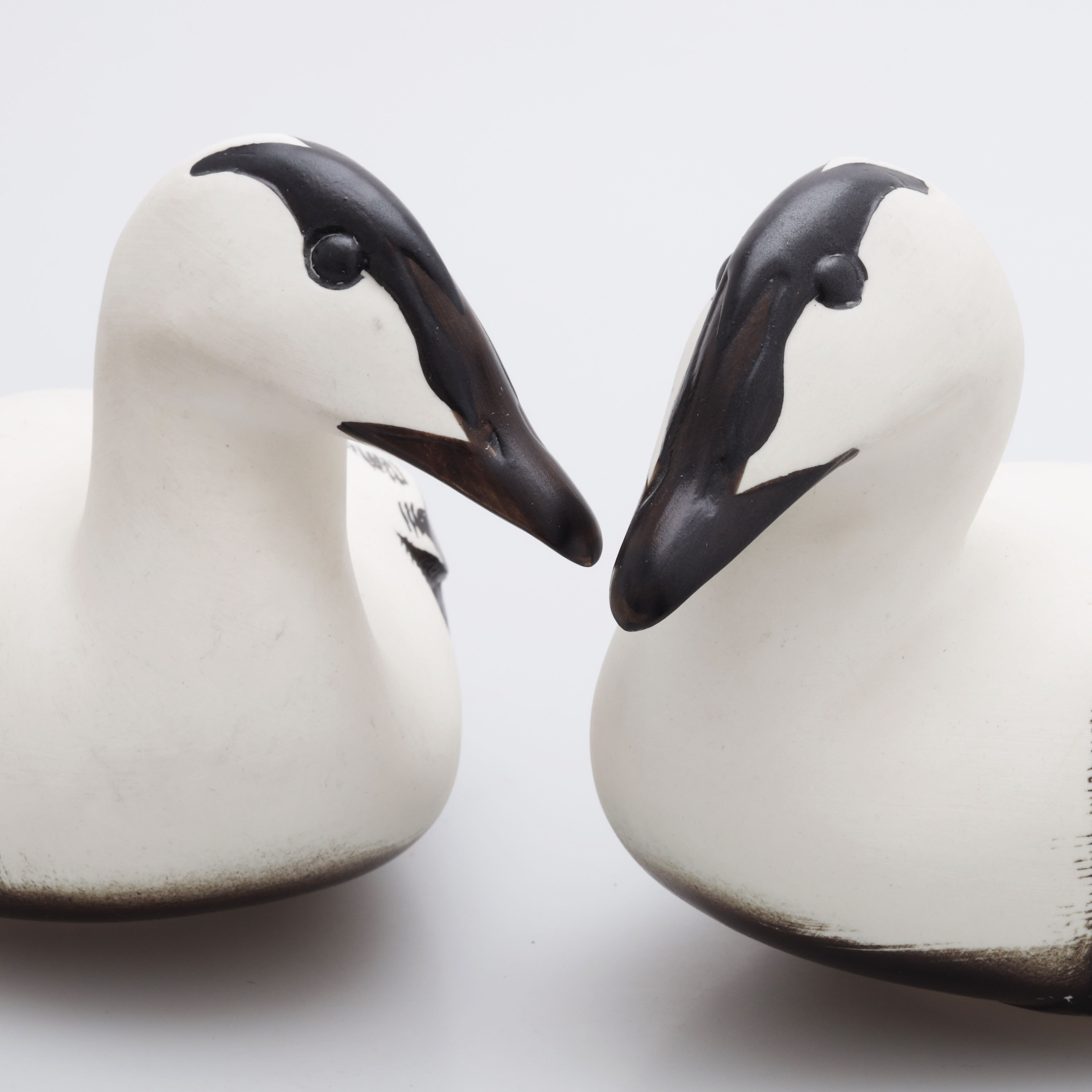 PAUL HOFF. Vettar, ett par, keramik, Gustavsberg, 1900-talets andra hälft.