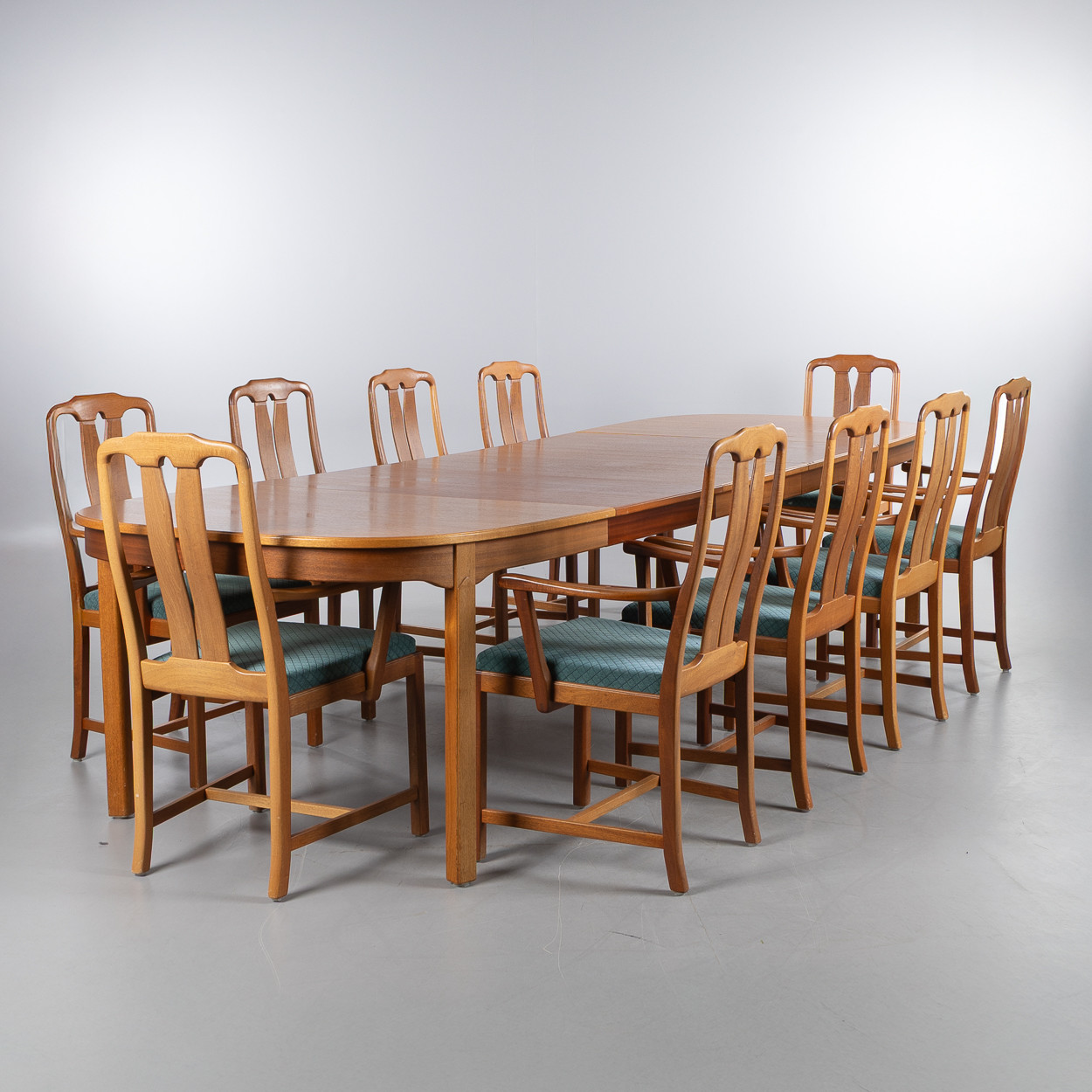 CARL MALMSTEN. Matgrupp "Ambassadör", valnöt, 11 delar, 1900-talets andra hälft.