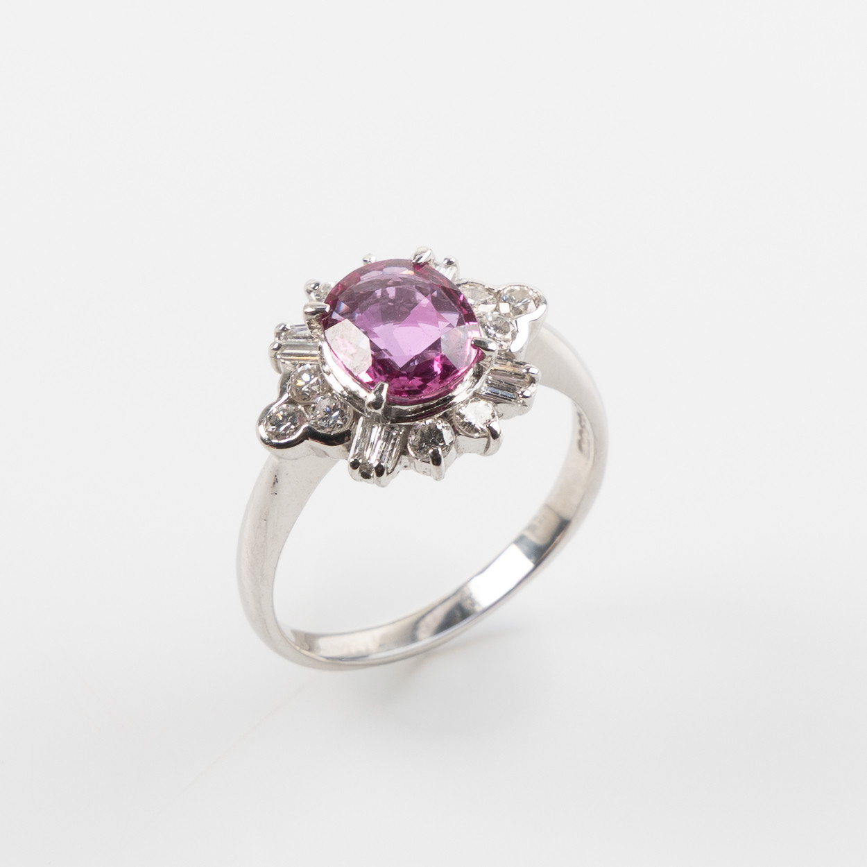 RING, platina med fasettslipad rubin 1.15 ct samt baguette- och briljantslipade diamanter totalt 0.46 ct.