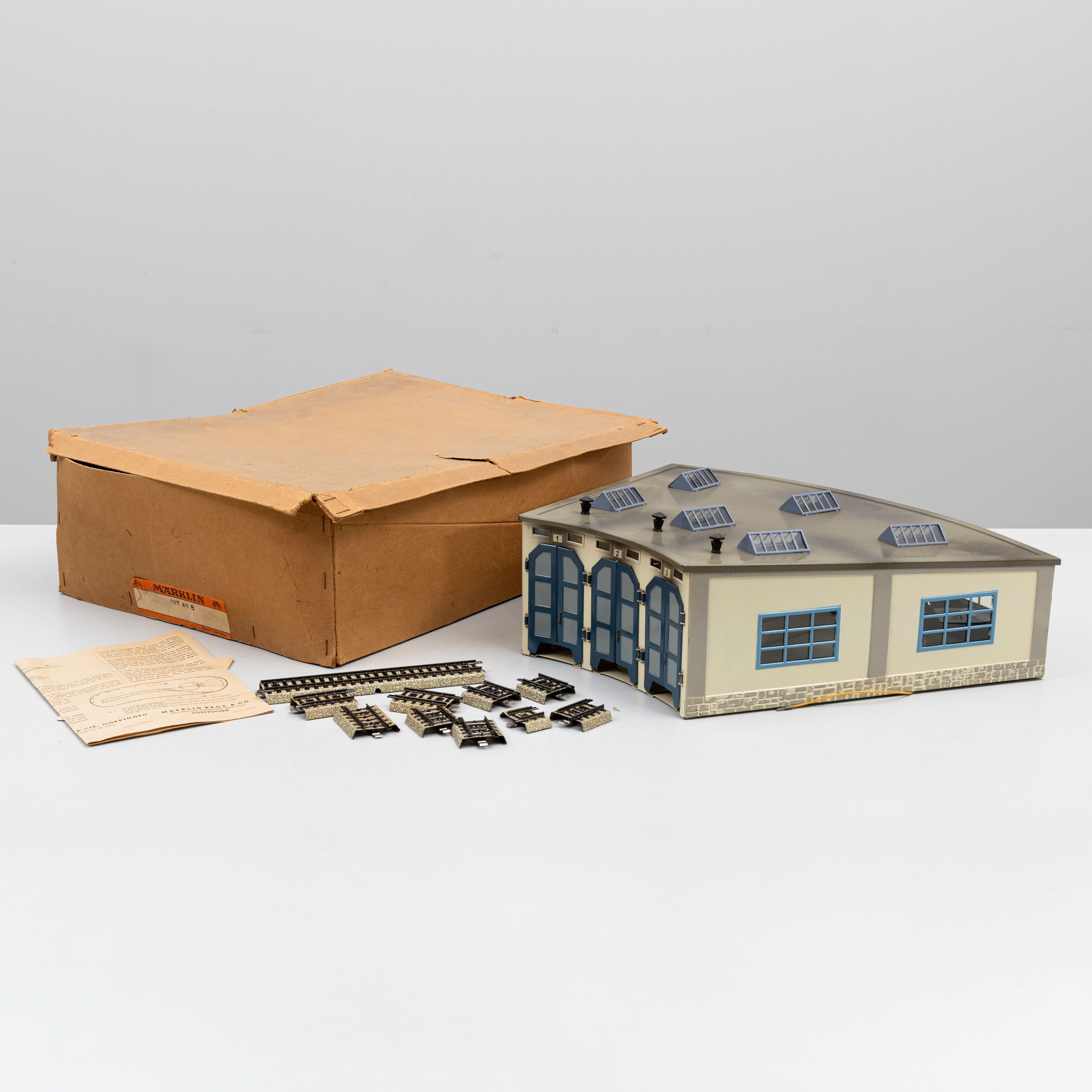 MÄRKLIN 411 B lokstall, originalkartong. Tillkommer räls.