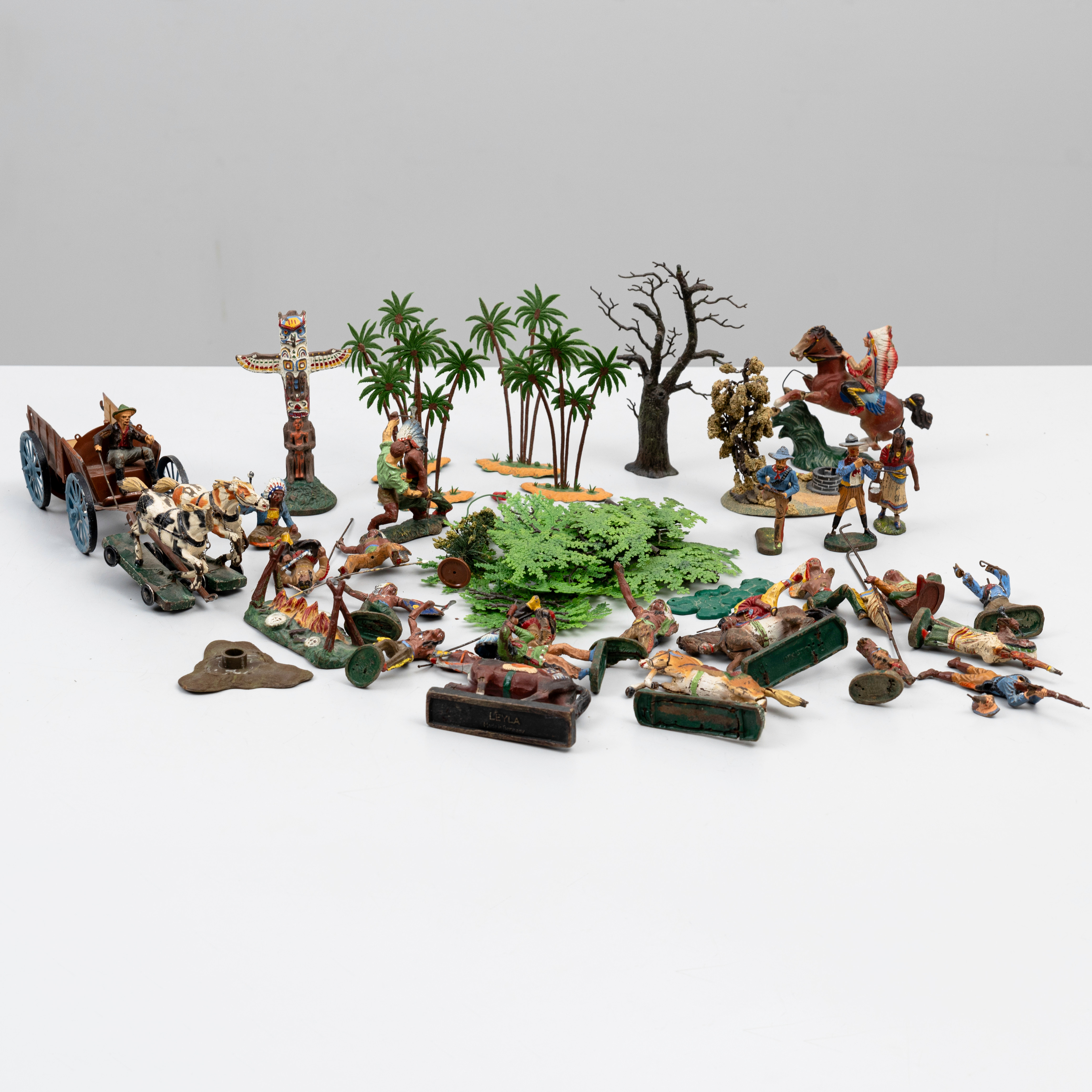 ELASTOLIN westernfigurer, ca 20 delar, del av prärievagn.