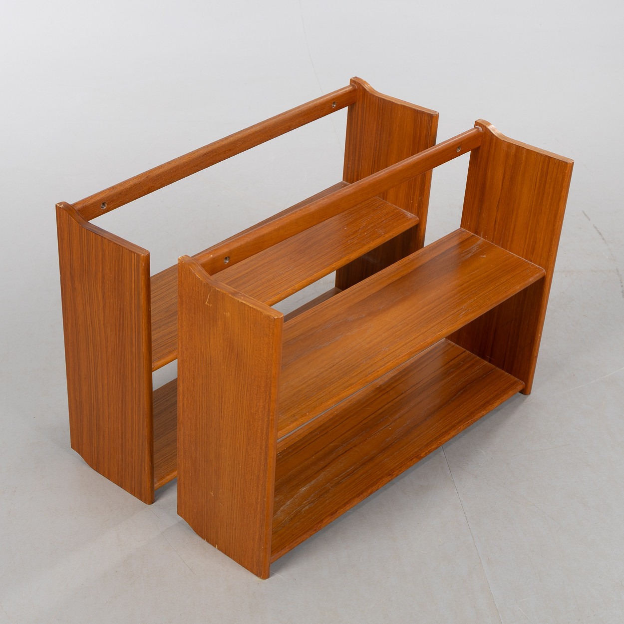 VÄGGHYLLOR, ett par, fanerade i teak, 1960-tal.