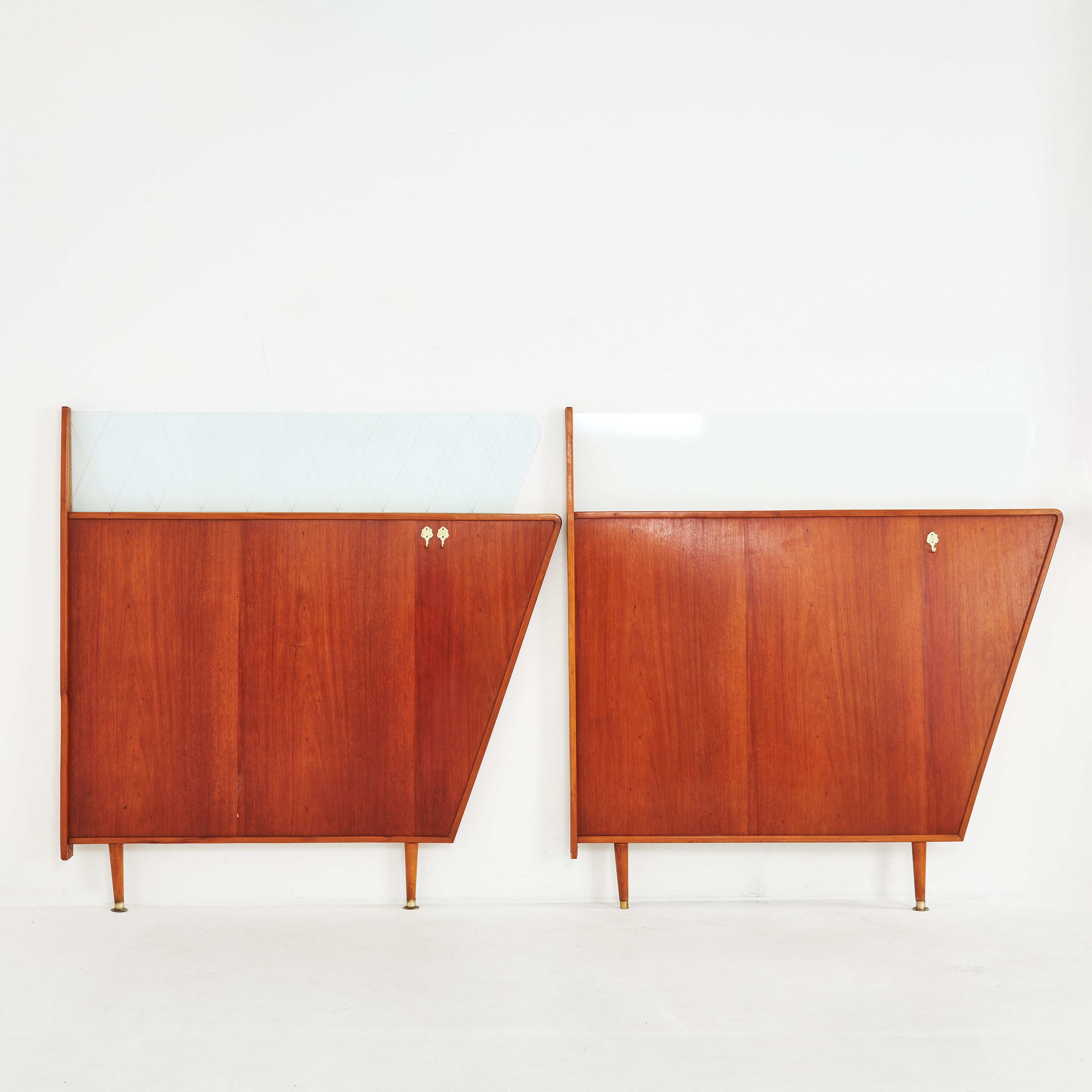 RUMSAVDELARE, 2 st, snarlika, 1900-talets mitt, teak, med glas- och plexiparti.