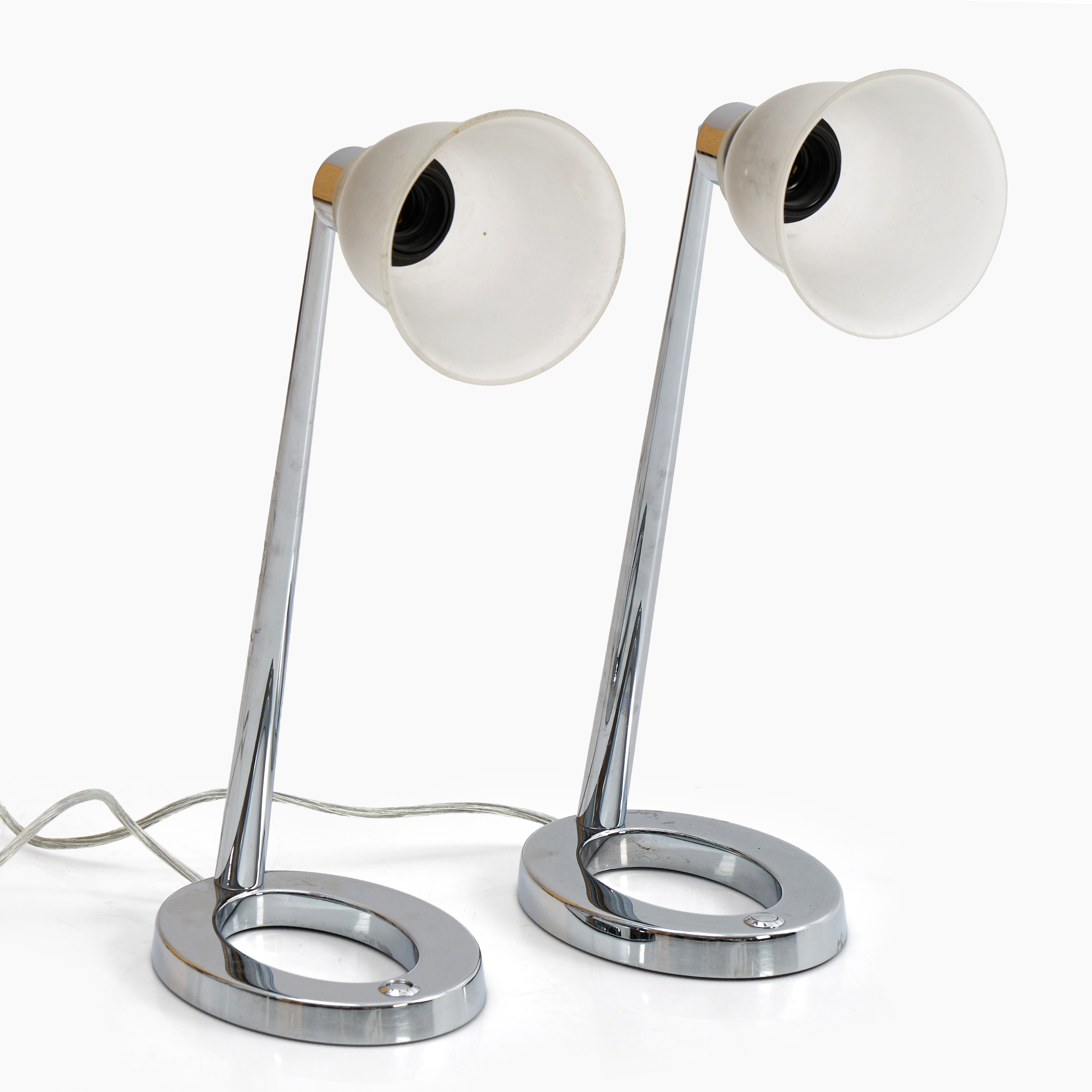 BORDSLAMPOR, ett par, Chelsom, etikettmärkta, 2000-tal. Förnicklad fot.