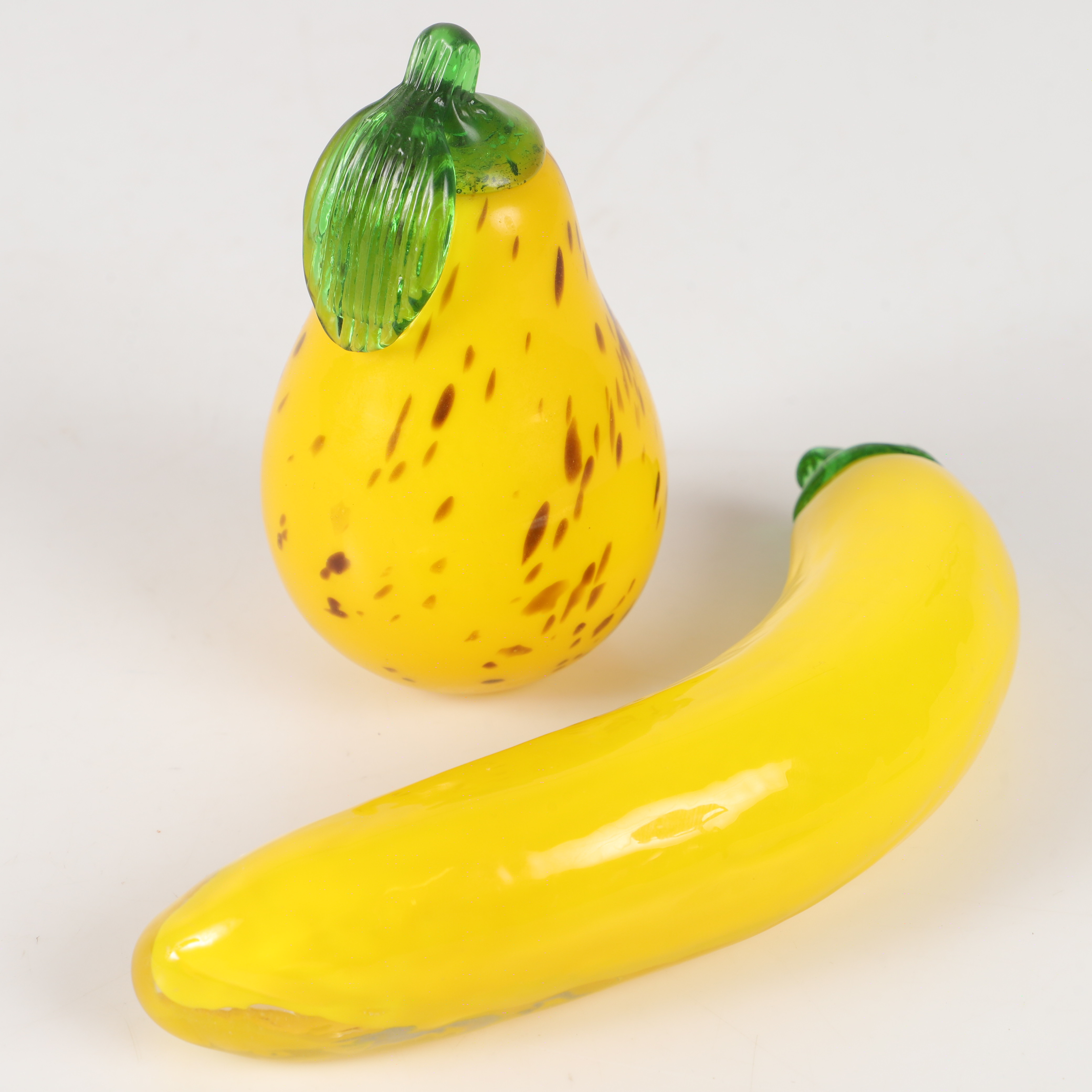 FIGURINER, 2 stycken frukter, glas, osignerade.