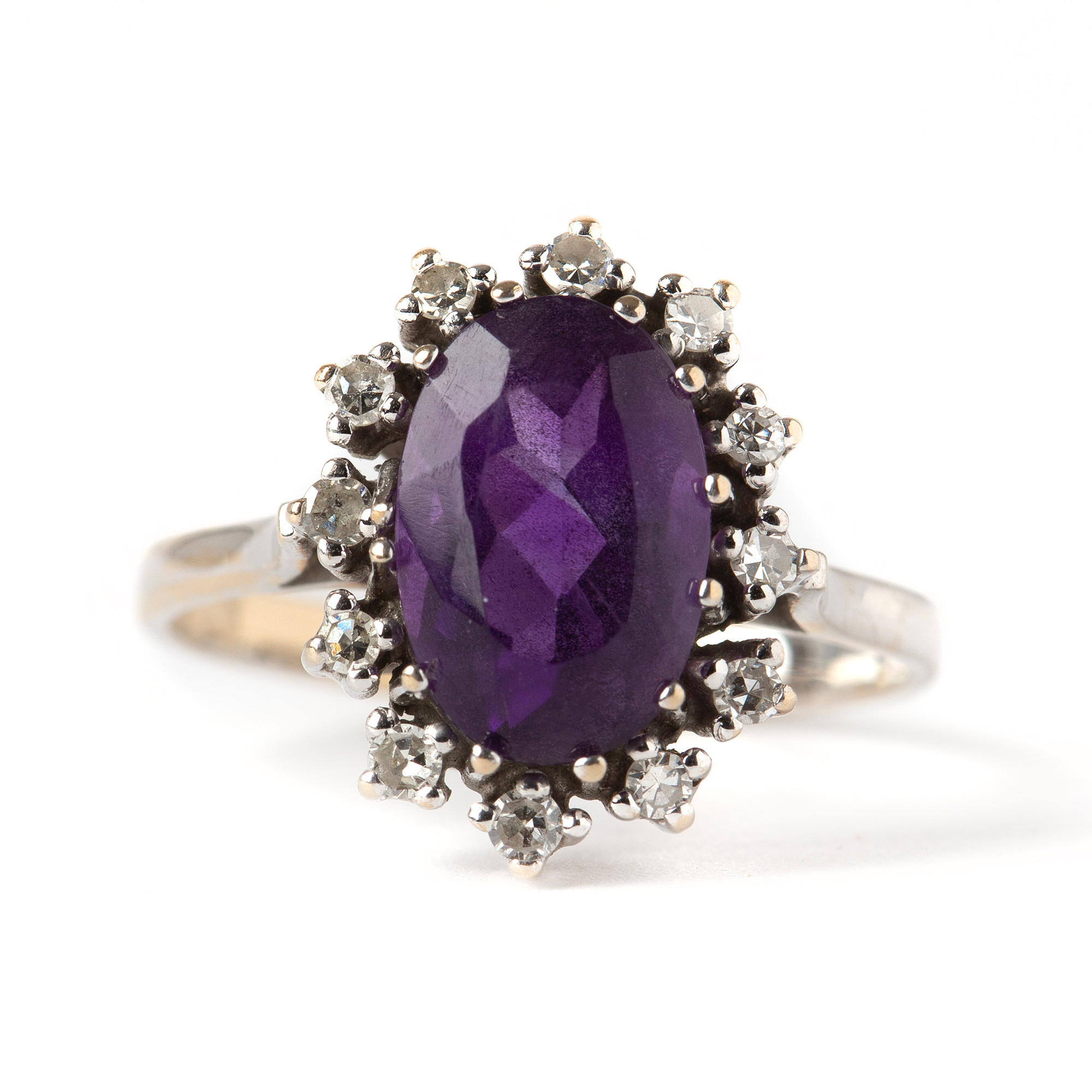 RING, 18K vitguld med fasettslipad ametist och åttkantslipade diamanter, importstämplade.