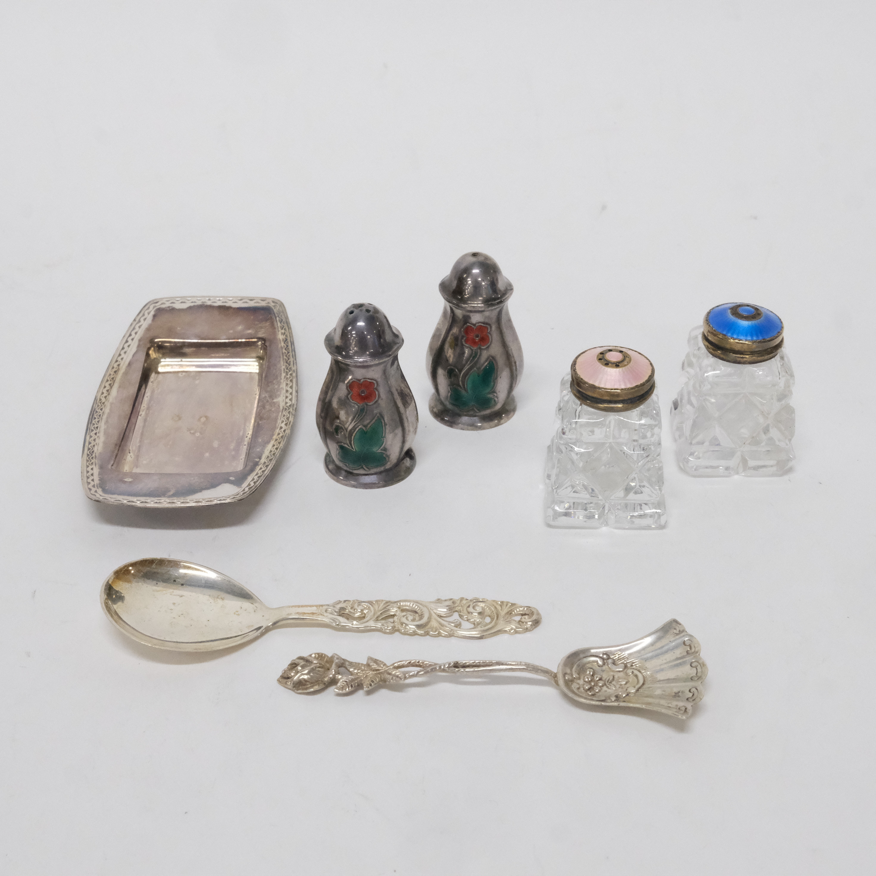 SALTKAR, 2 PAR SAMT TVÅ SKEDAR I SILVER, BRICKA NYSILVER.