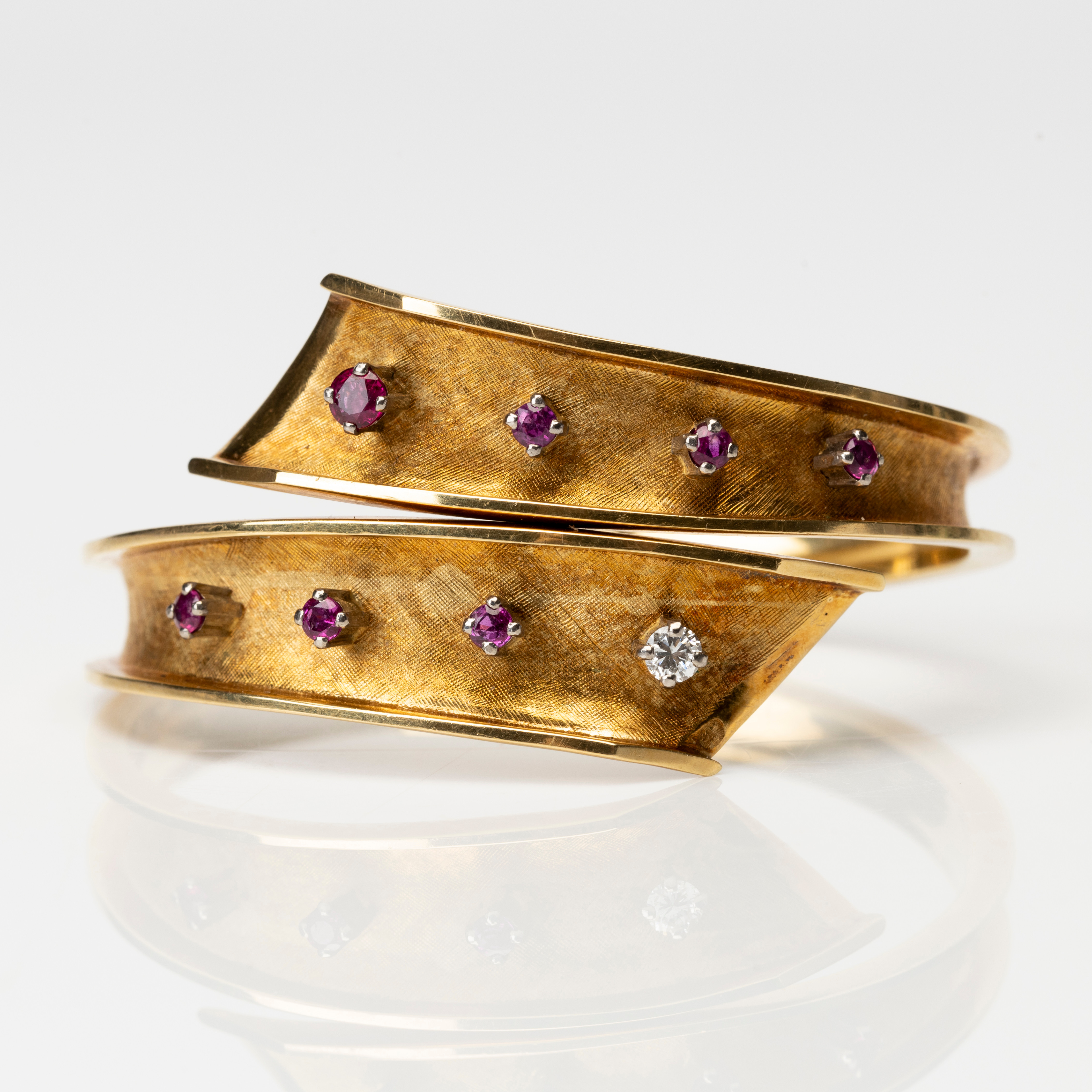 ARMRING, 18K guld med diamant samt rubiner, svensk import, 1950-/1960-tal.