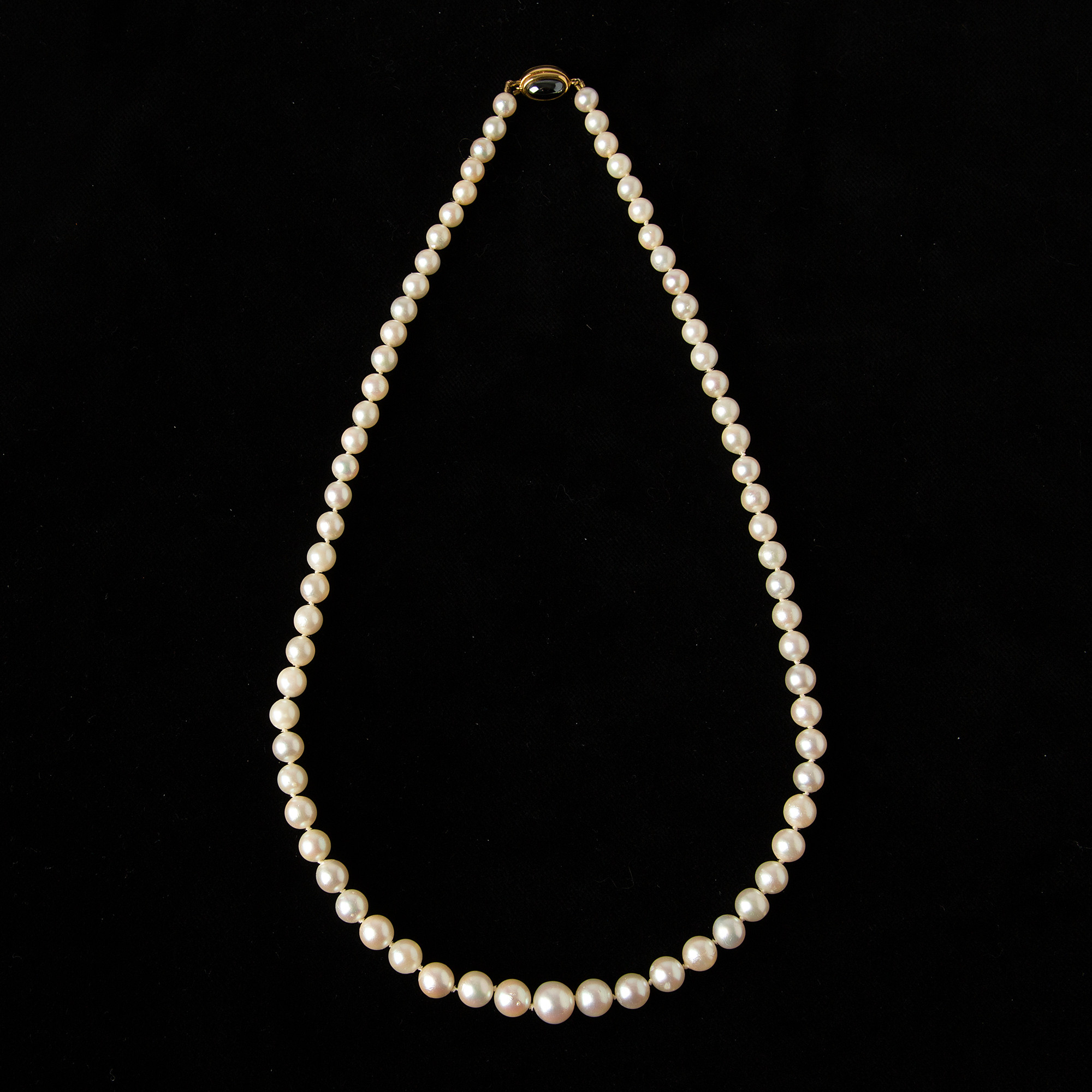 COLLIER, odlade pärlor med lås i 18K guld och cabochonslipade hematiter.