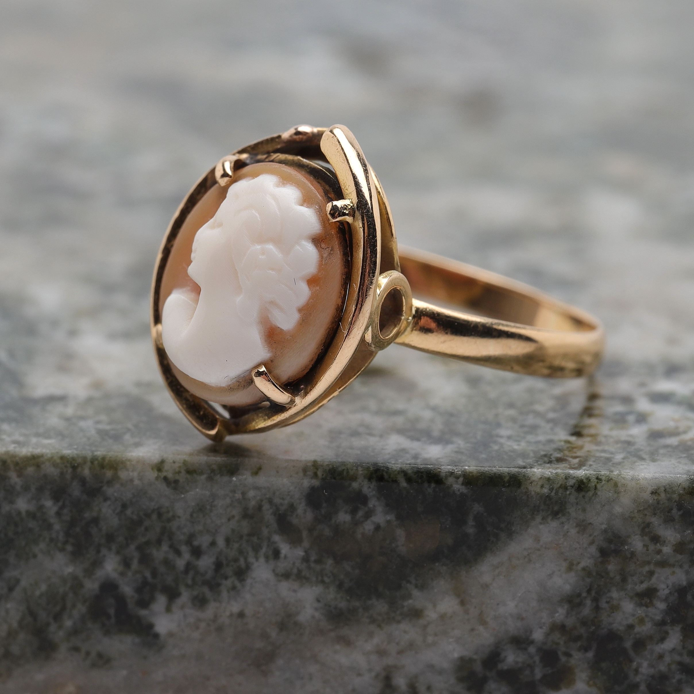 RING med snäckskalscamé, 18k guld, totalvikt ca 2,94g.