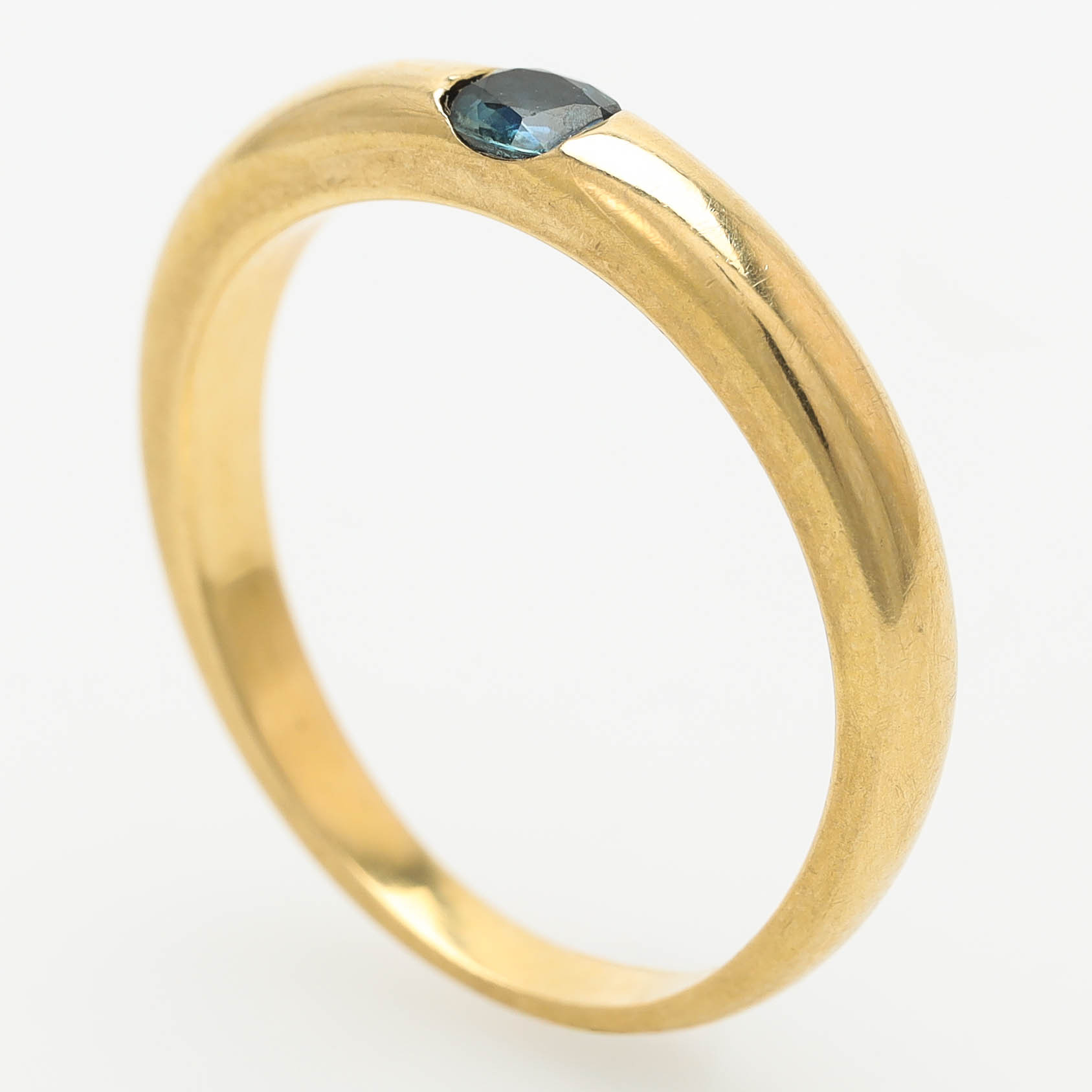 RING, 18 k guld, ovalslipad safir.