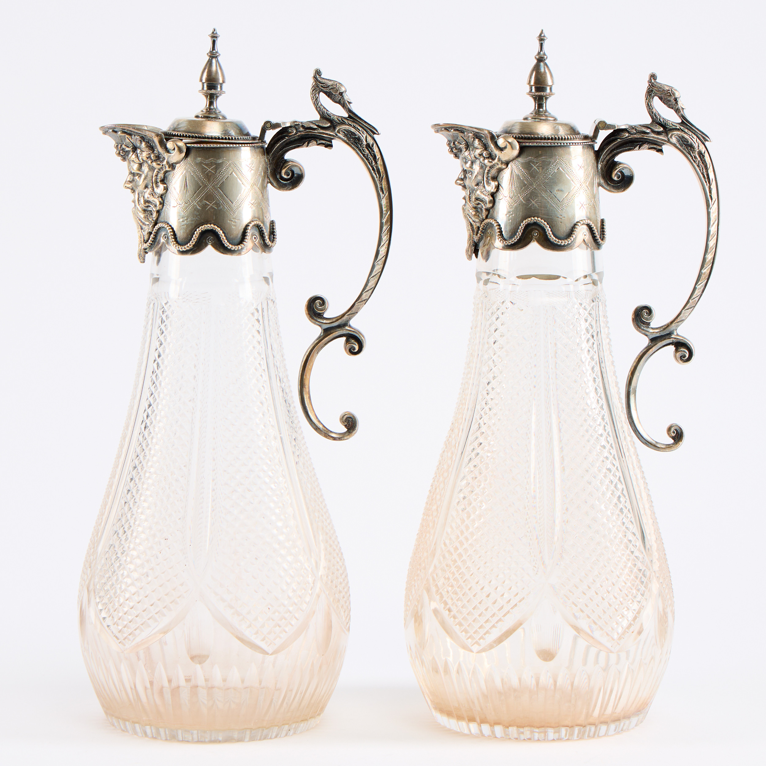 Karaffer ett par sent 1800-tal nysilver.