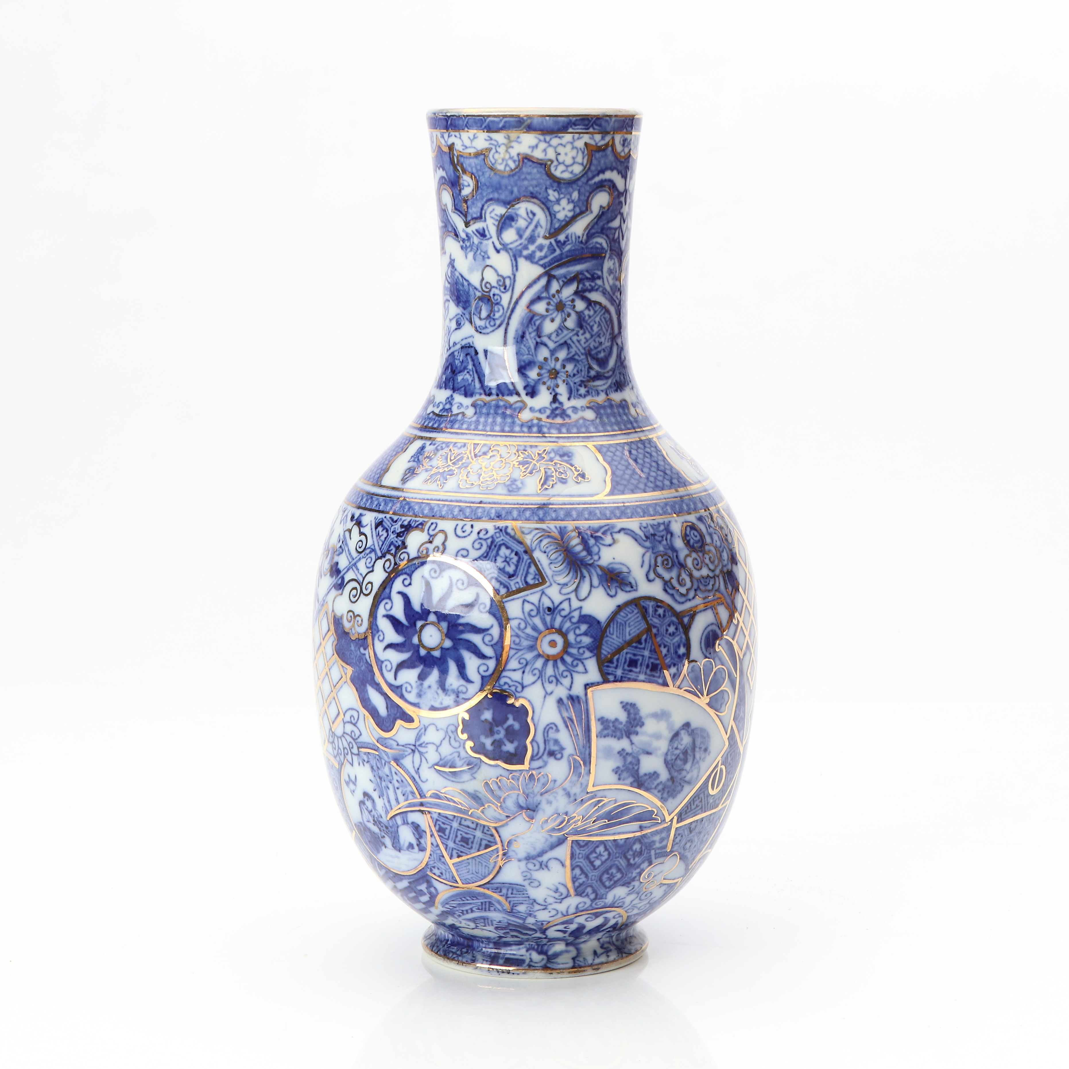 RÖRSTRAND, VAS. Keramik med blå-vit samt förgylld dekor. Tidigt 1900-tal.