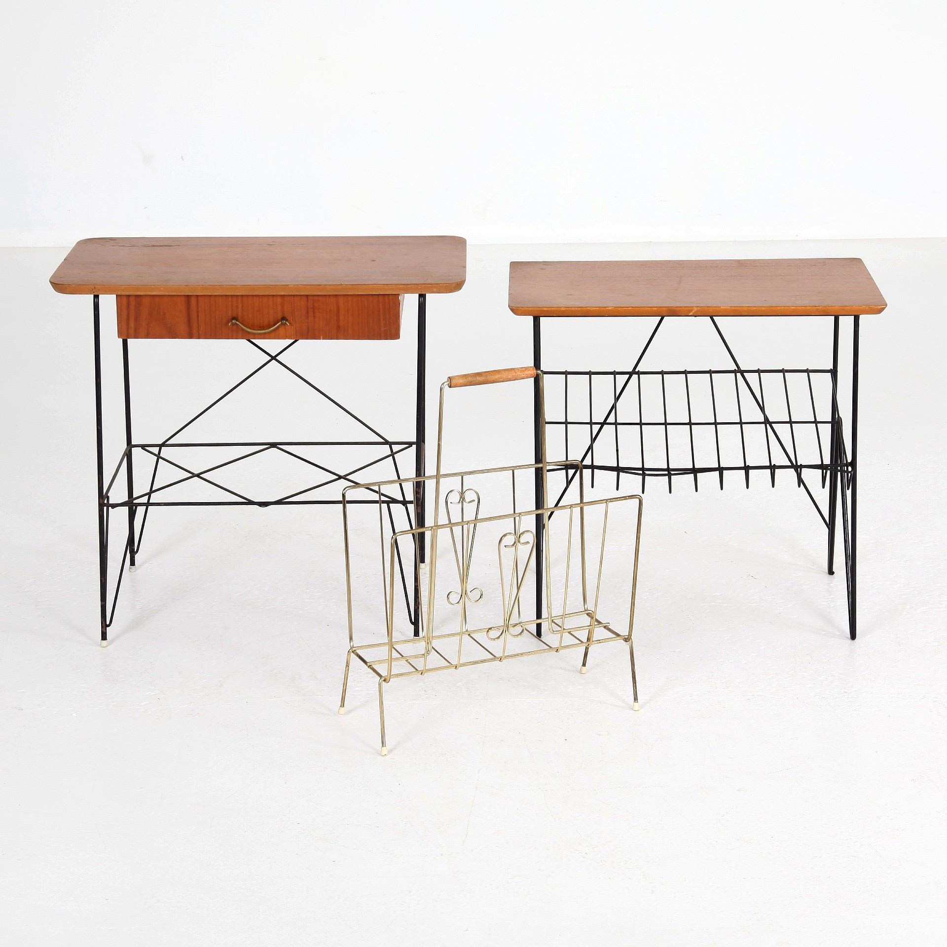 BORD OCH TIDNINGSSTÄLL, teak, 1950-tal.