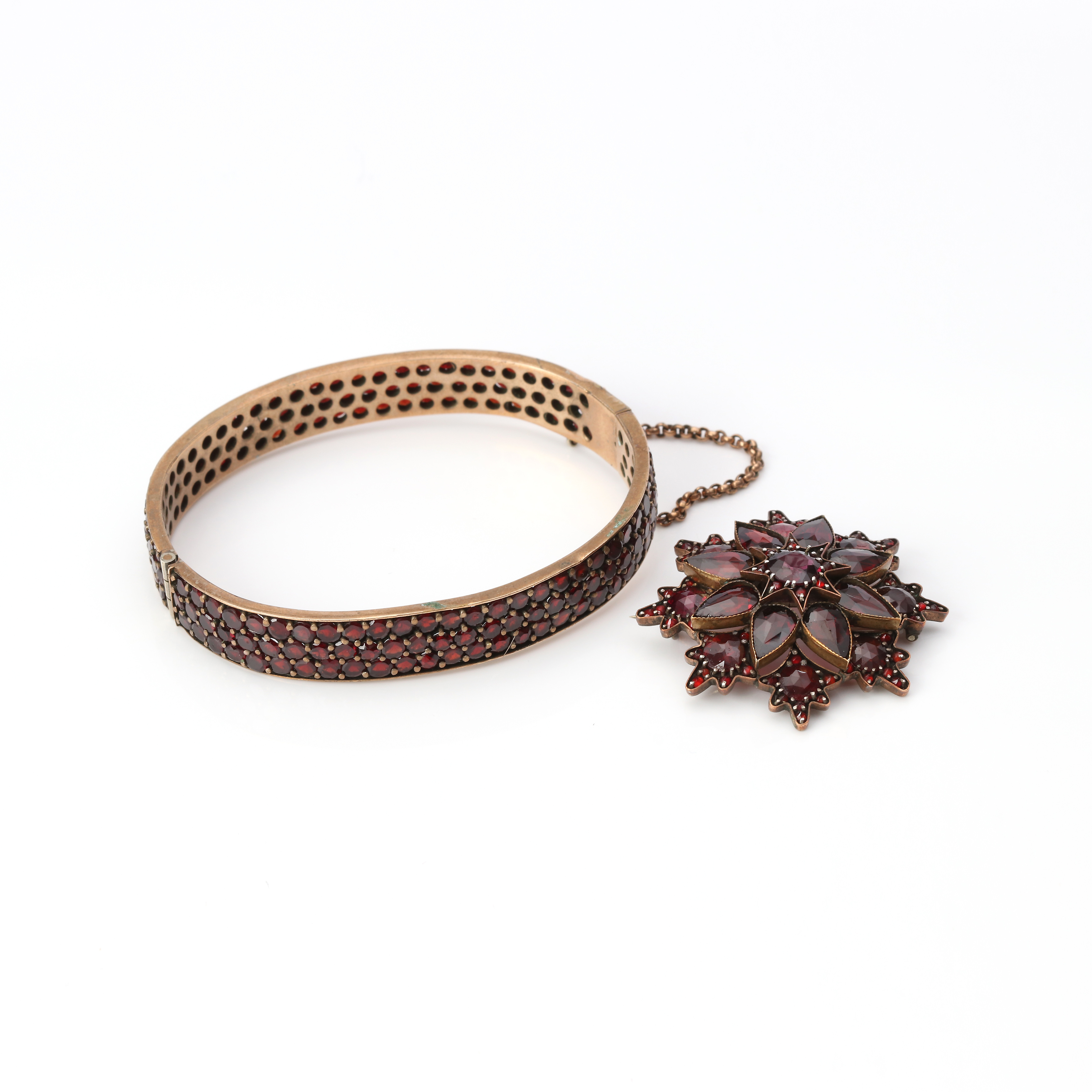 ARMBAND OCH BROSCH. Förgylld metall med fasetterade granater.