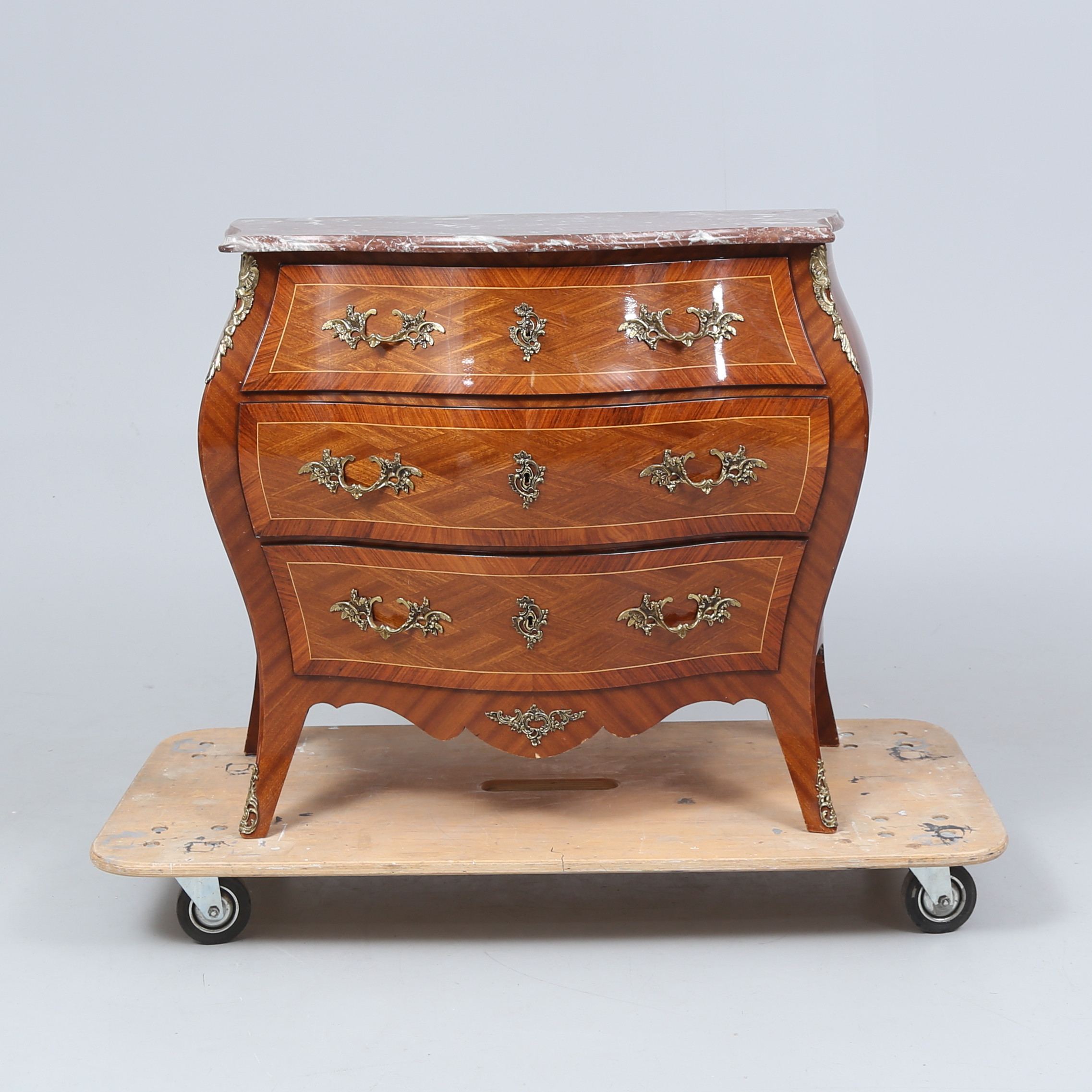 BYRÅ, med stenskiva, rokokostil, 1900-tal.