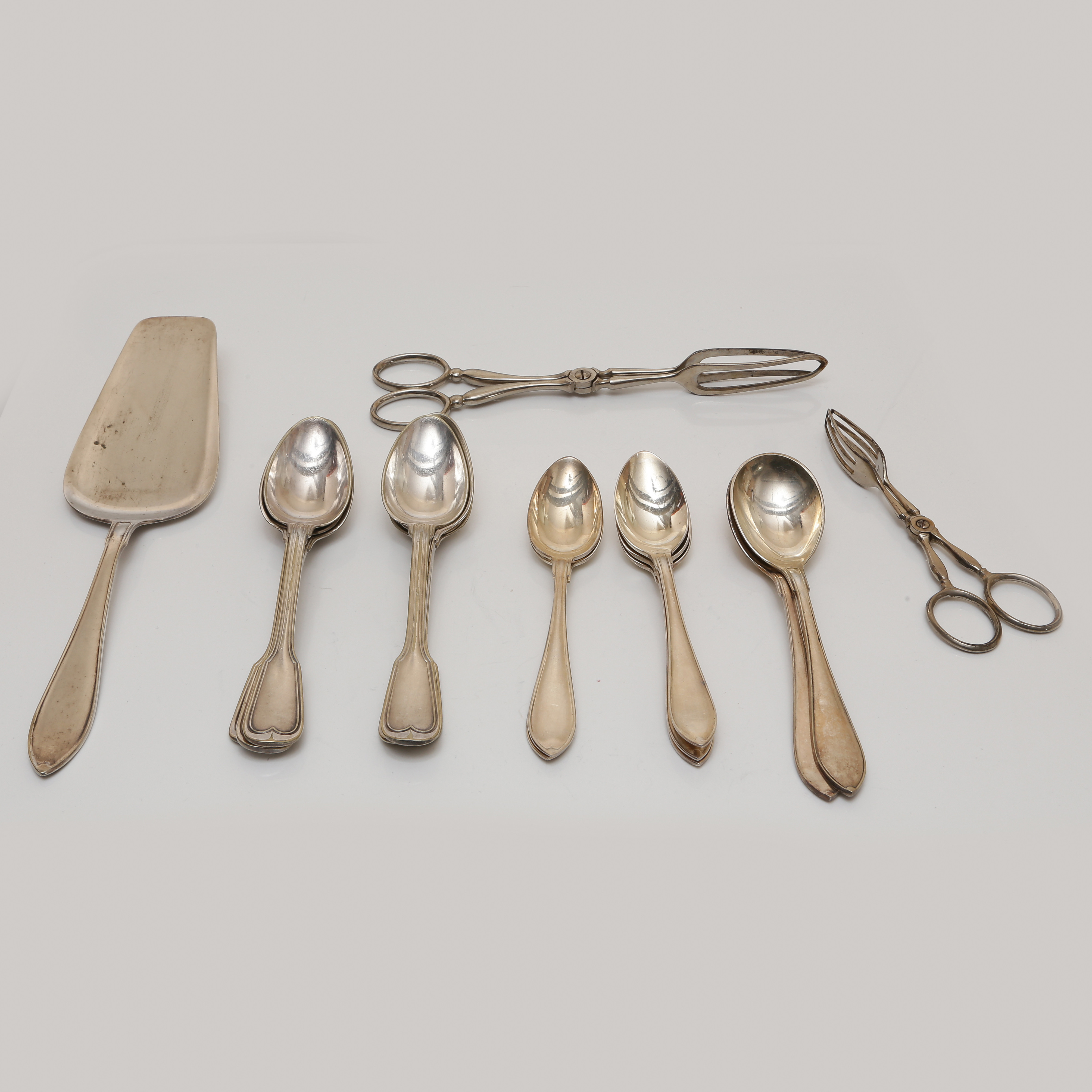 TÅRTSPADE, KAKTÅNG, SOCKERTÅNG, SKEDAR, NYSILVERBESTICK, 1900-TAL.