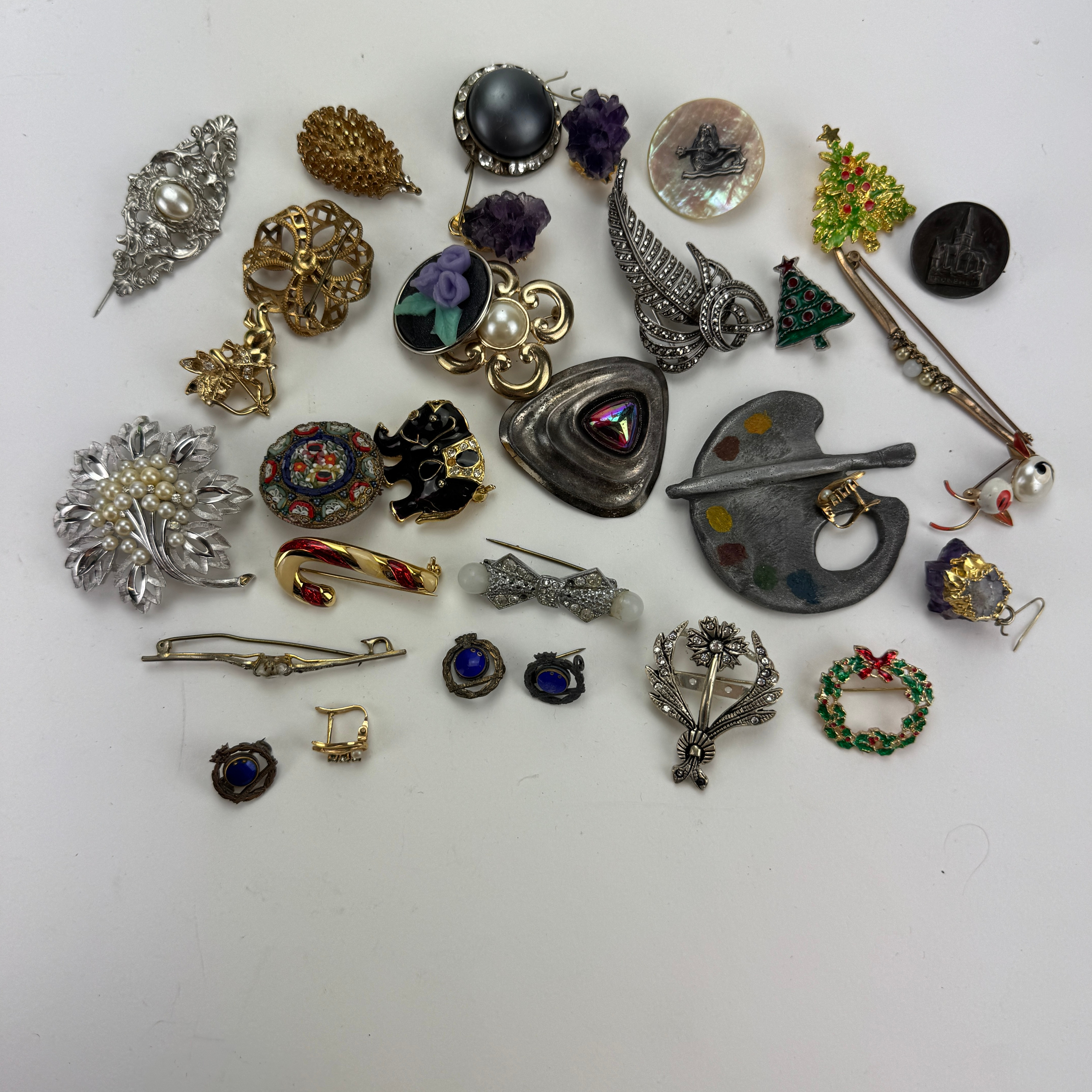 SMYCKEN OCH BIJOUTERIER, bland annat silverbrosch med markasiter, Attwood Sawyer, Trifari.