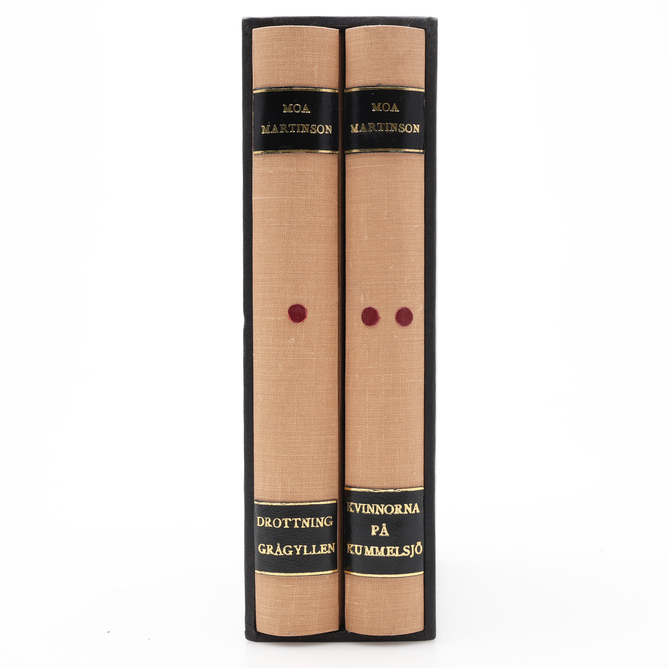 MOA MARTINSONS DROTTNING GRÅGYLLEN 1937 SAMT KVINNORNA PÅ KUMMELSJÖ 1955 BÅDA MED DEDIKATION TILL KARL GERHARD - DEN ENA "FRÅN DIKTARSLAMPAN MOA".
