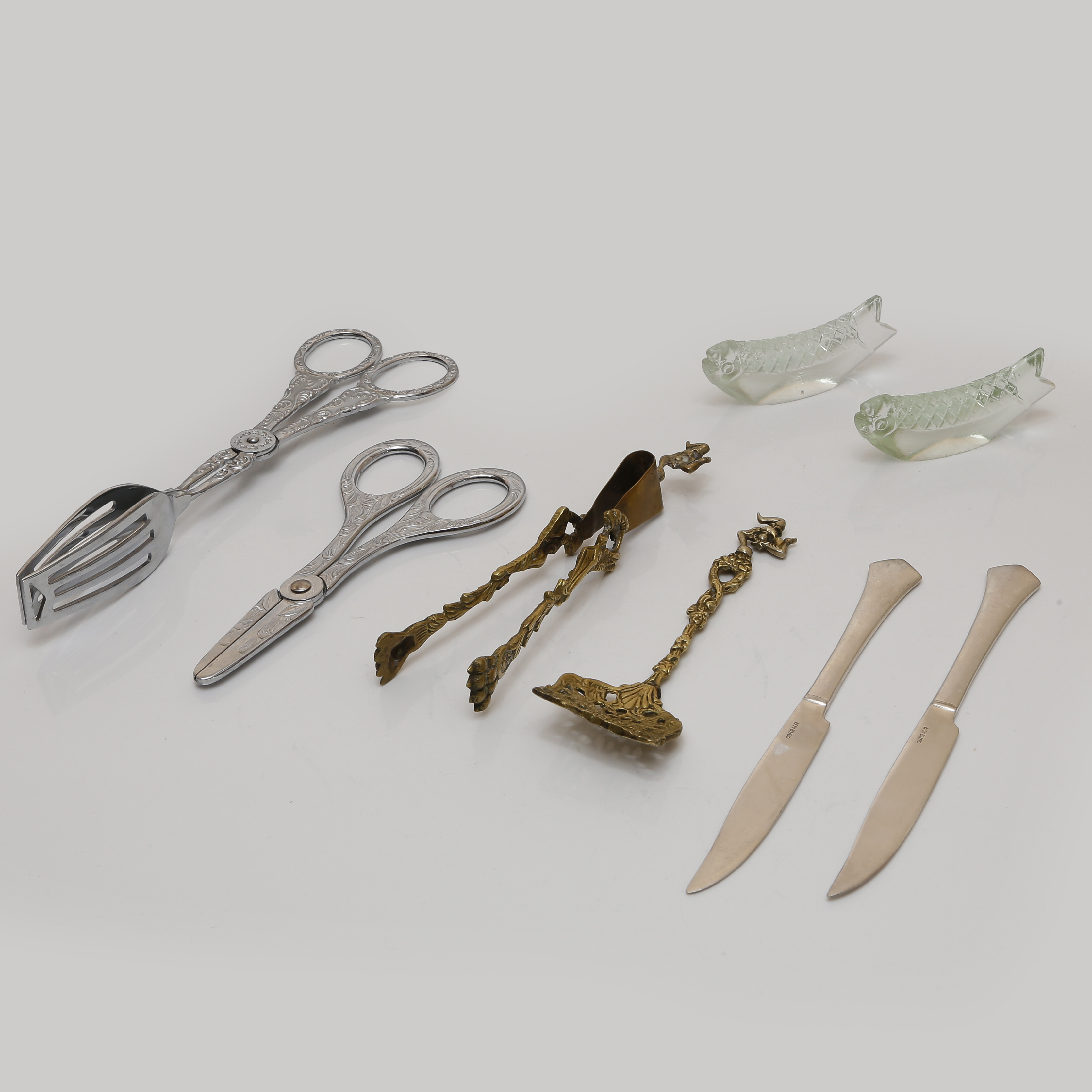 MÄSSING ITALIEN TÅNG OCH SARDINGAFFEL "TRINACRIA" SYMBOL SAMT NYSILVERBESTICK, SMÖRTAXAR I GLAS, 1900-TAL.