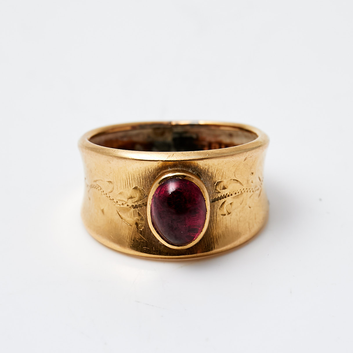 RING, 18 k guld, syntetisk rubin, graverad dekor, Fryklund & Pålsson Guldateljen, Stockholm, 1957.
