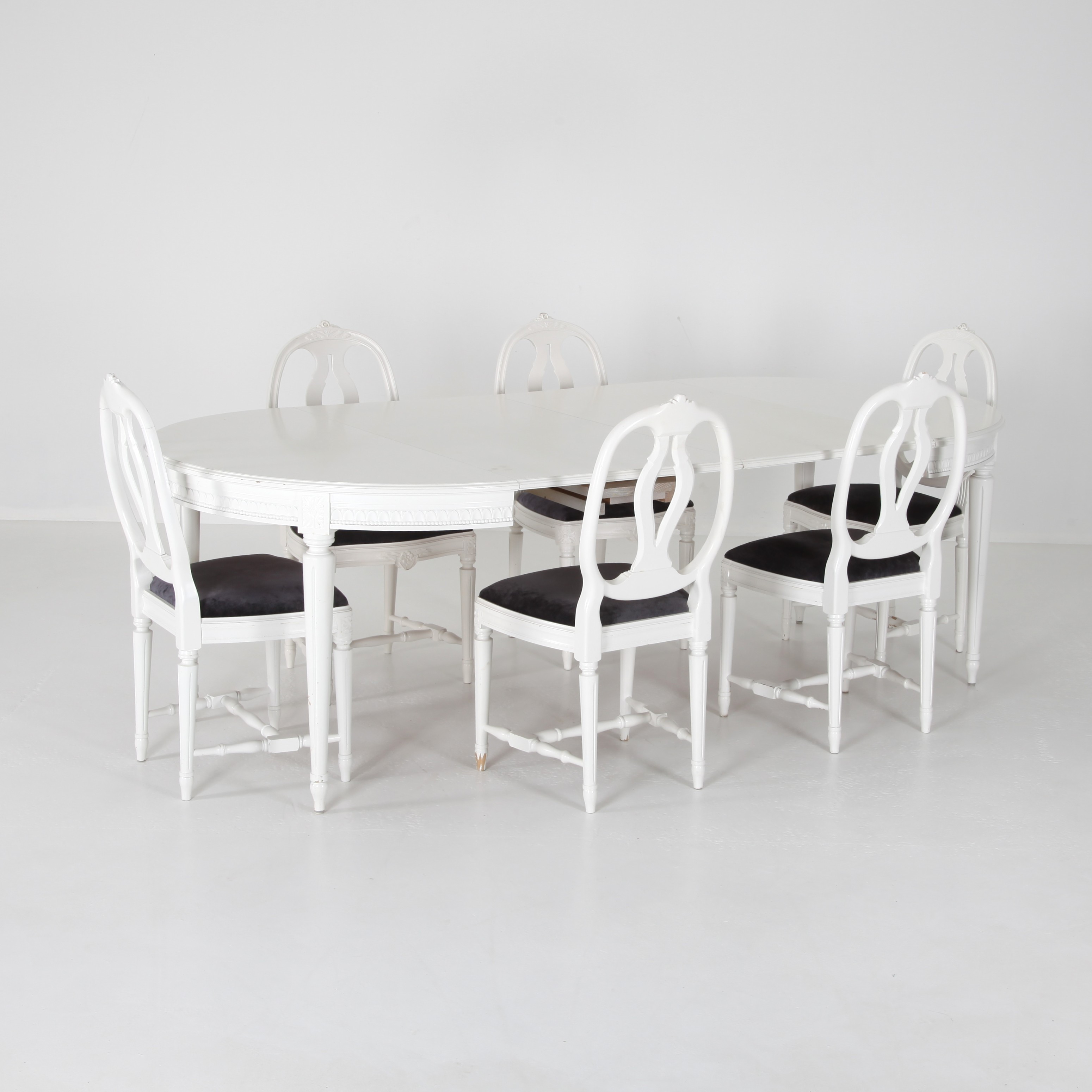 BORD MED 5 ILÄGGSSKIVOR OCH 6 STOLAR, 4 M LÅNGT.