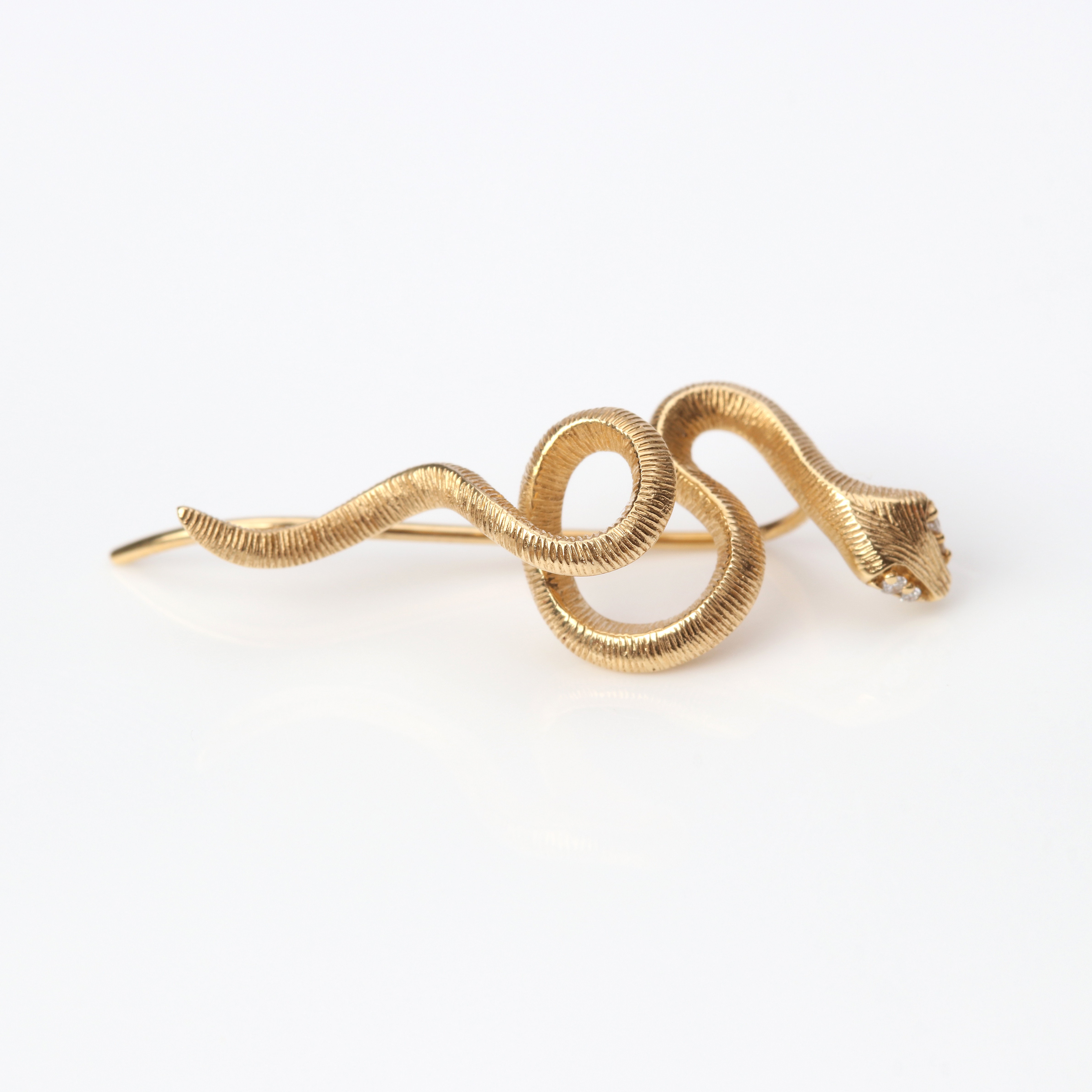 OLE LYNGGAARD, ÖRHÄNGE "SNAKES", ETT ST. 18k guld, vikt ca 2,3 gram.
