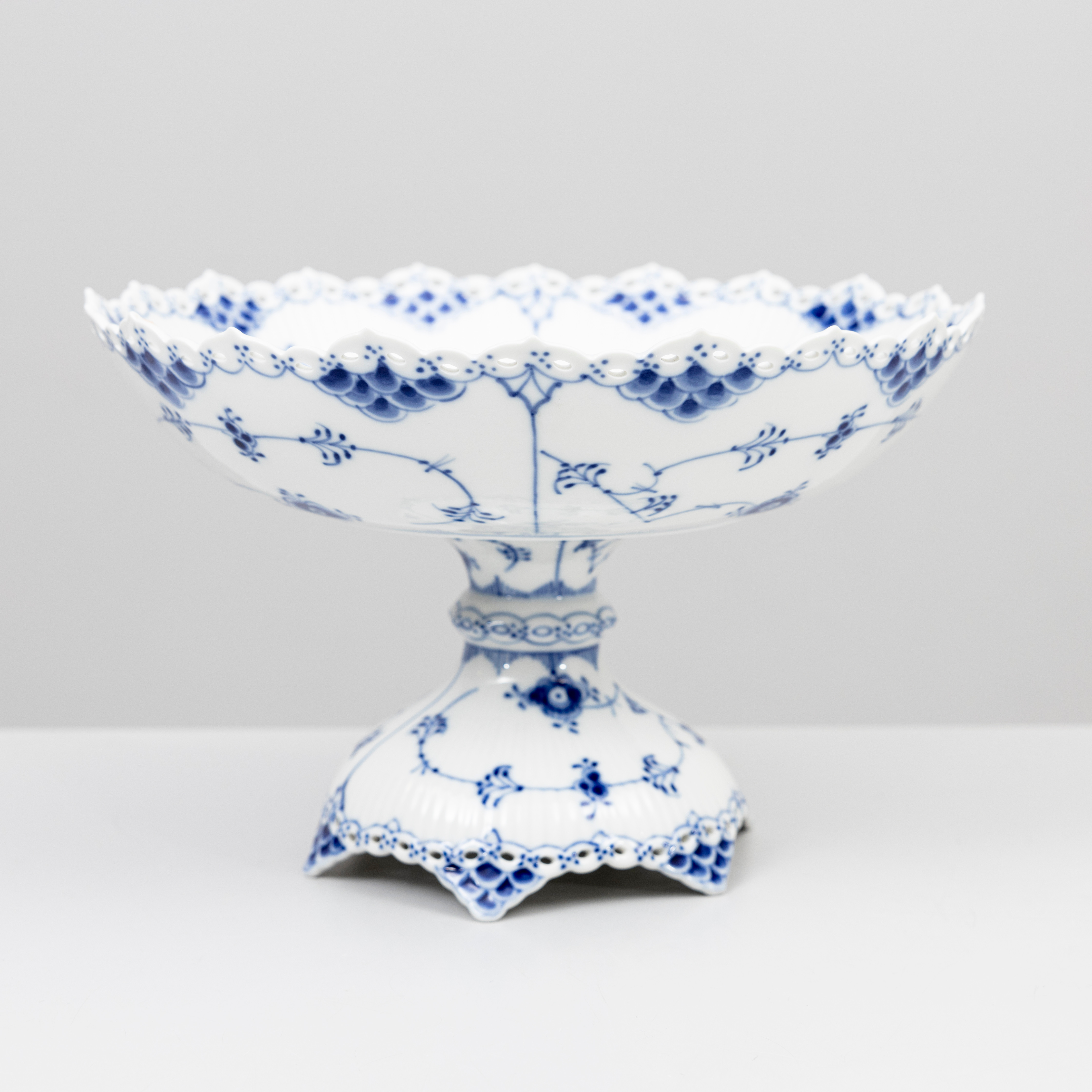 SKÅL PÅ FOT, porslin, "Musselmalet", helblond, Royal Copenhagen, Danmark.