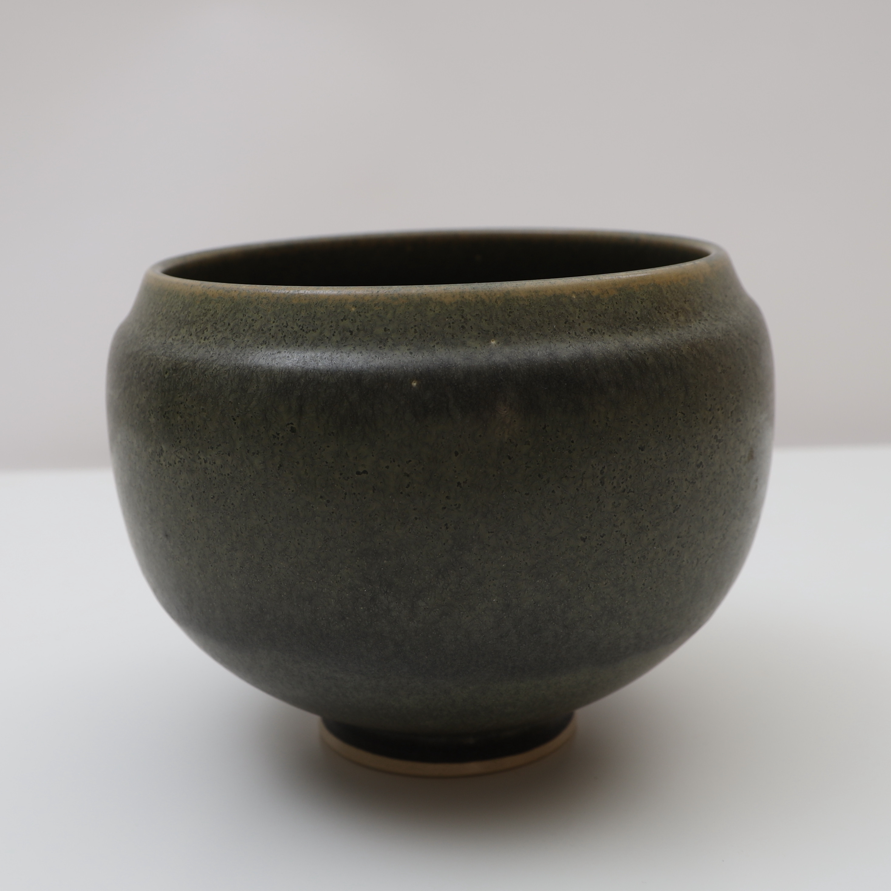 LASSE ÖSTMAN. Skål, glaserat stengods, signerad.