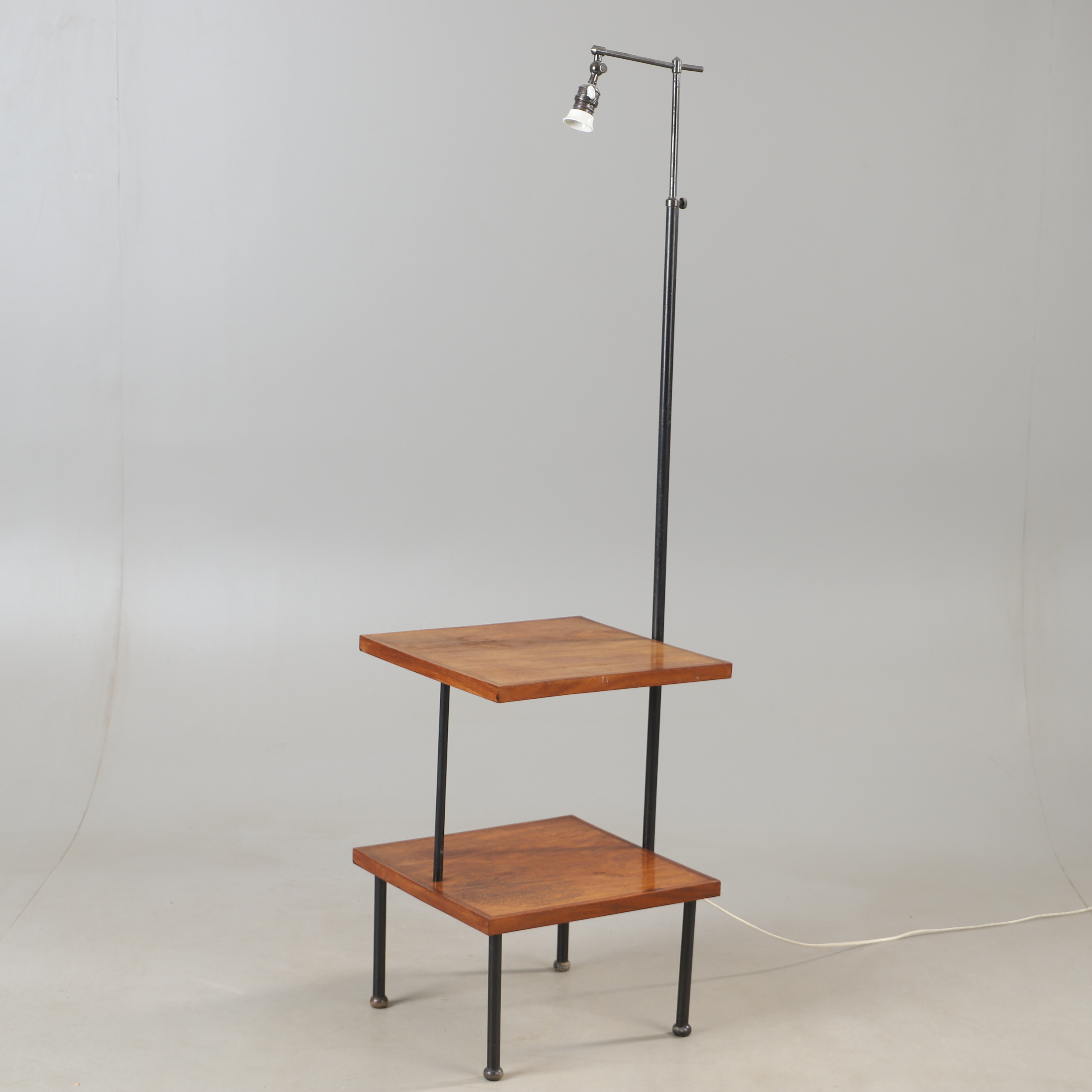 GOLVLAMPA MED BORD, valnöt, 1900-talets mitt.