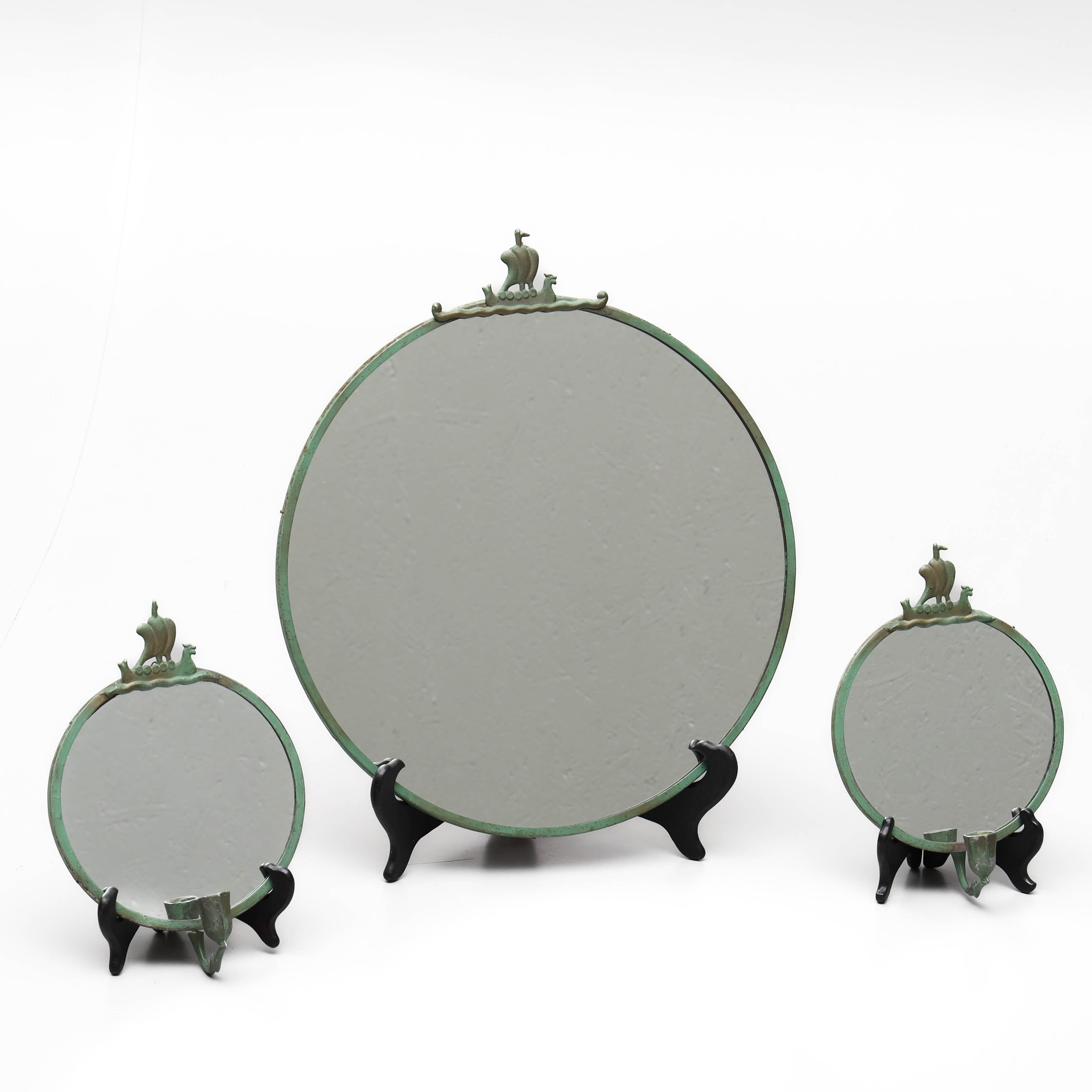 SPEGEL samt LAMPETTER, 3 delar, bemålad tenn, art deco, 1920/30-tal.