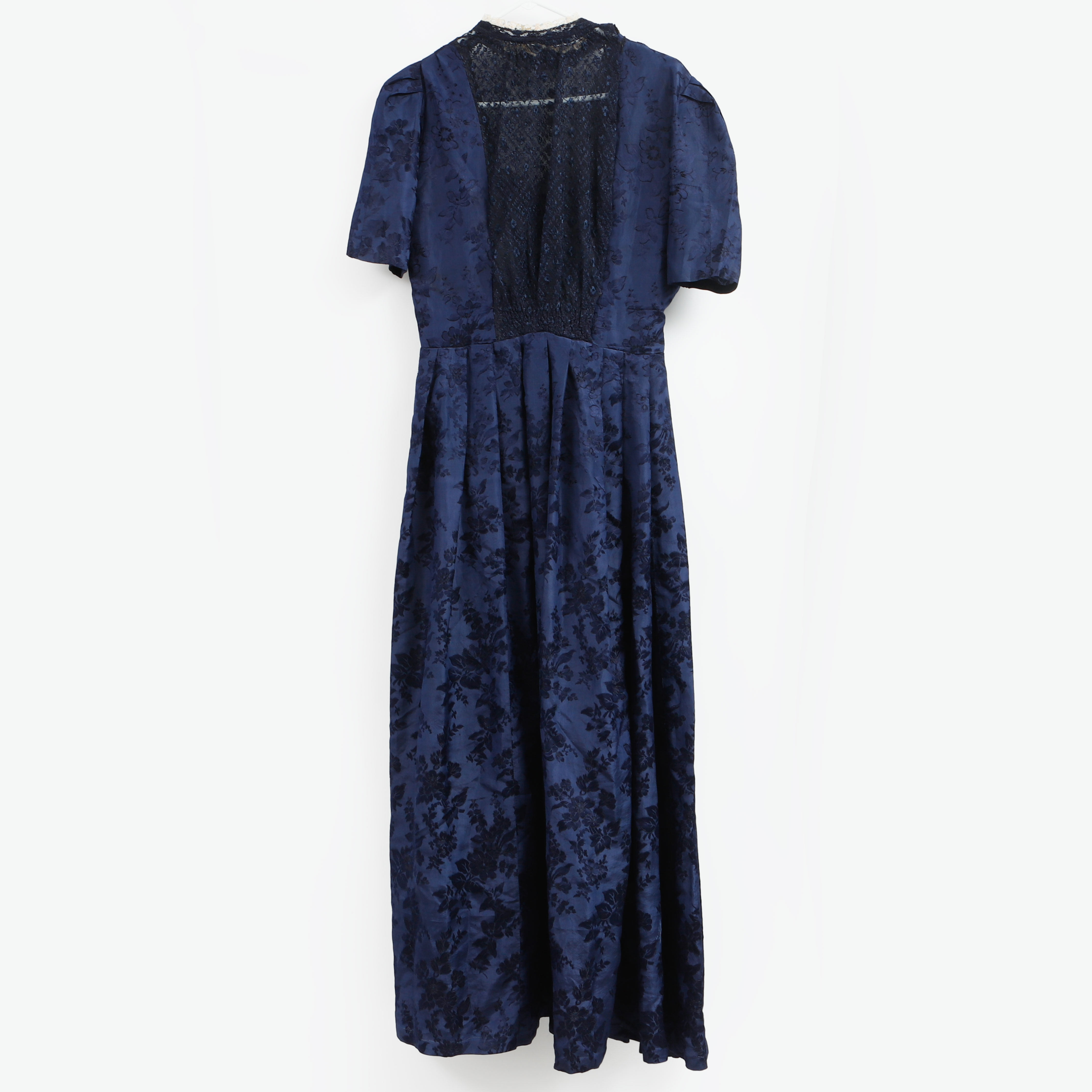 KLÄNNING och AFTONVÄSKA, 18/1900-tal.