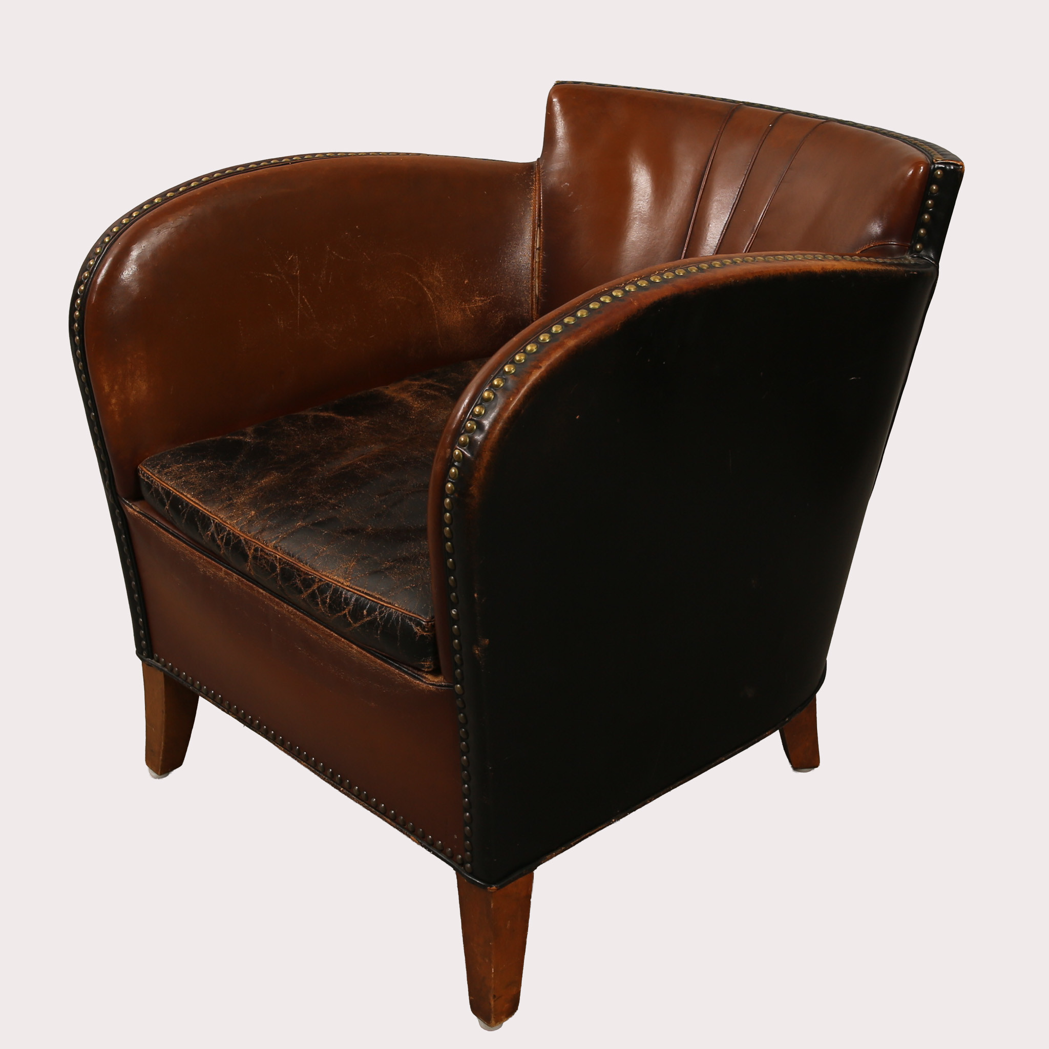 CLUBFÅTÖLJ, brunt/svart läder med pärlspikad dekor, 1925- 1940.