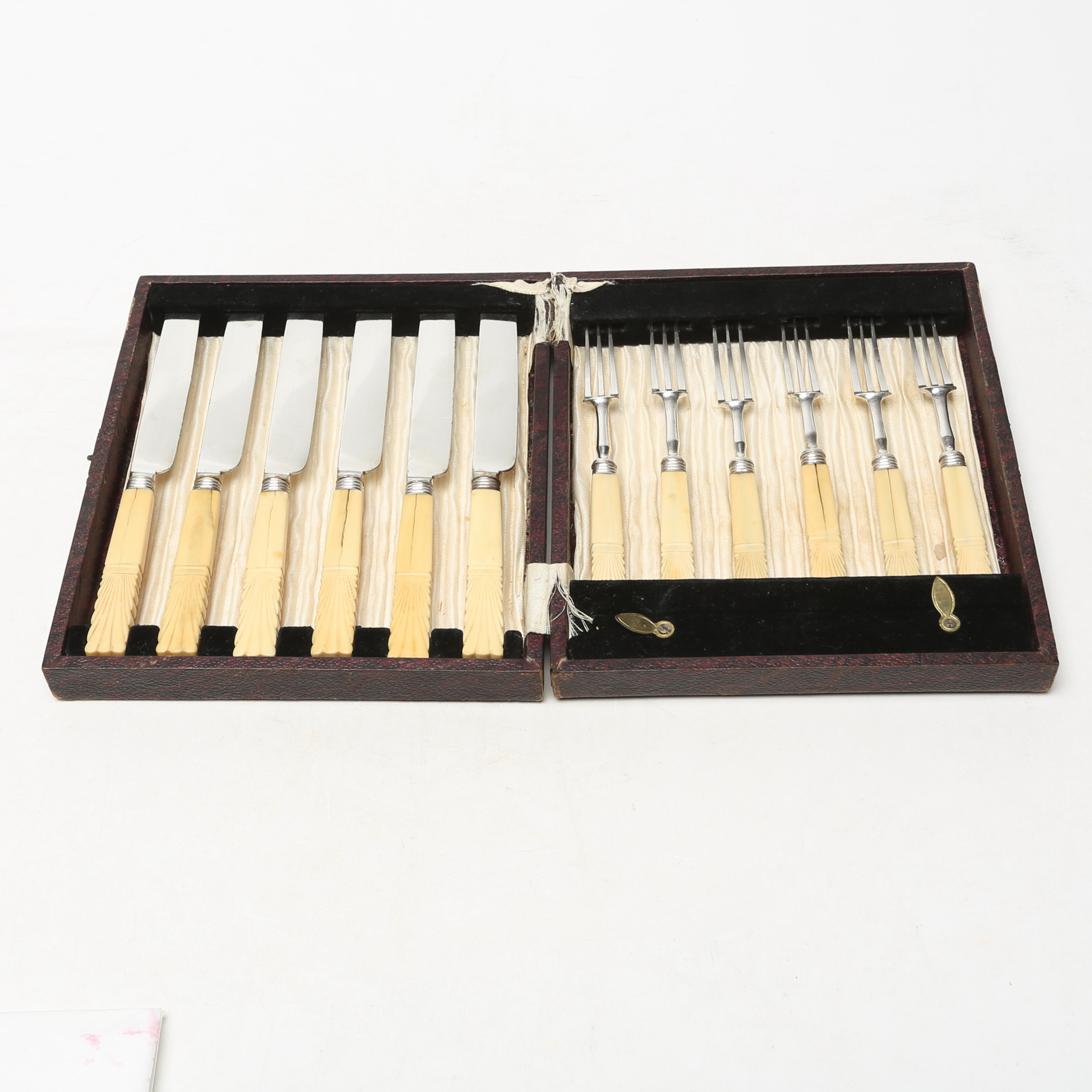 BESTICK 6 + 6 st gafflar, med benskaft, sannolikt 1800-tal.