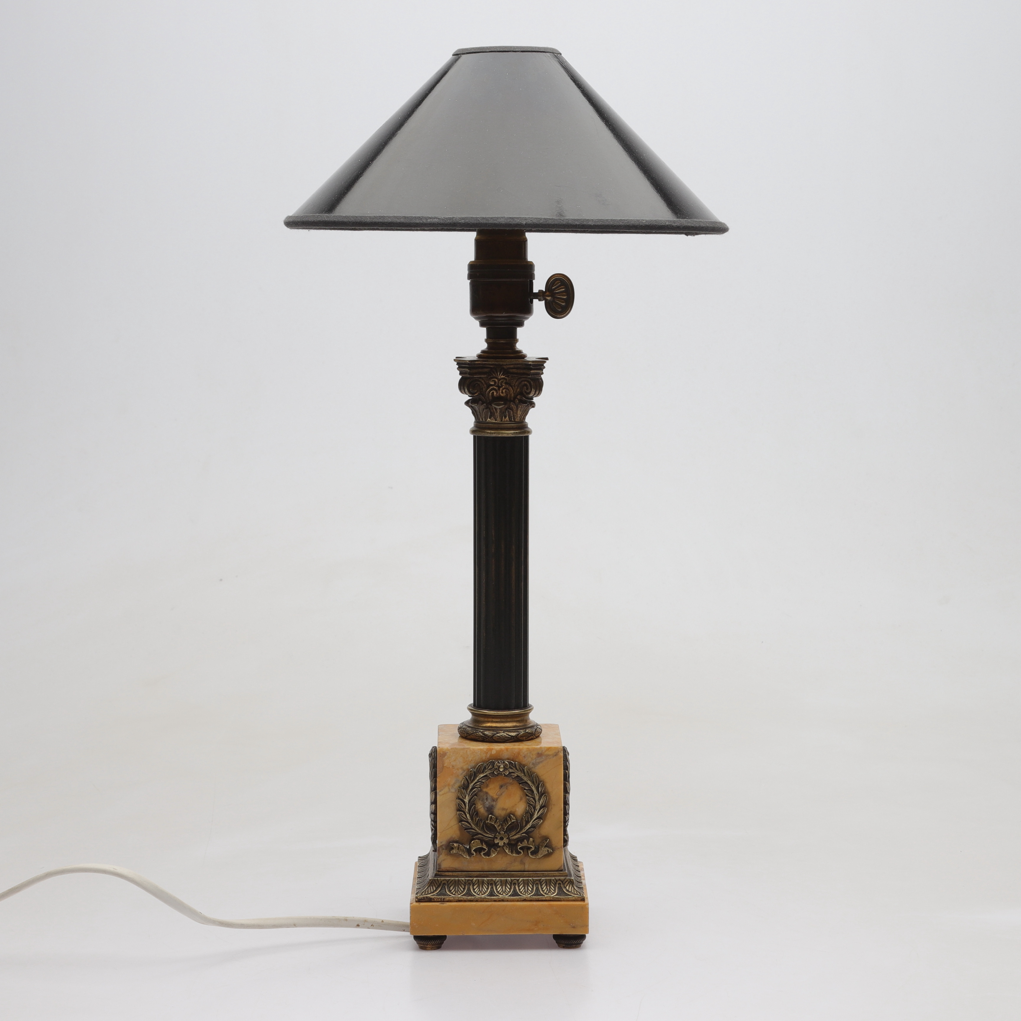 BORDSLAMPA, empirestil, sten och mässing, 1900-tal.