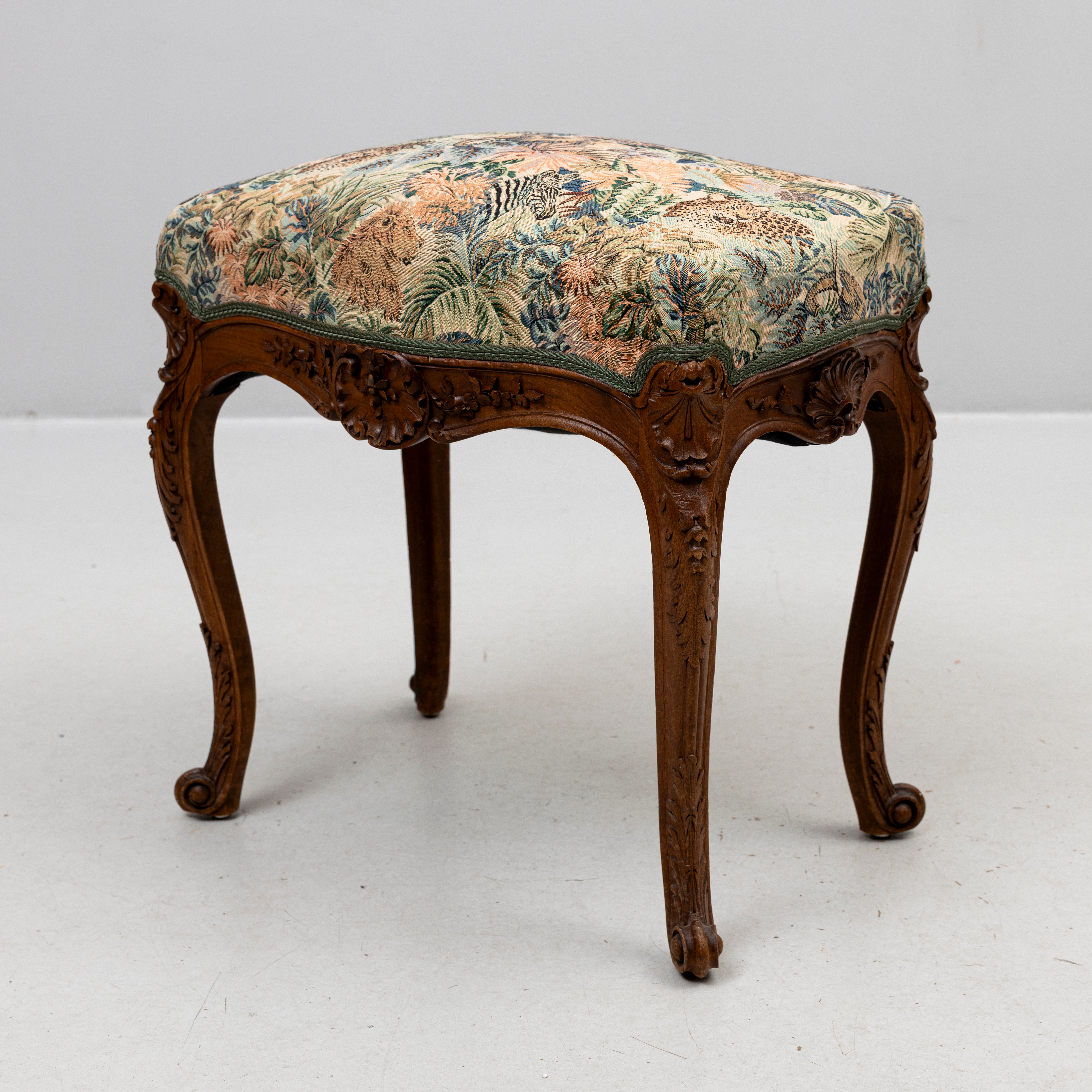 PALL, mahogny, skuren dekor, nyrokoko, 1800-talets andra hälft.