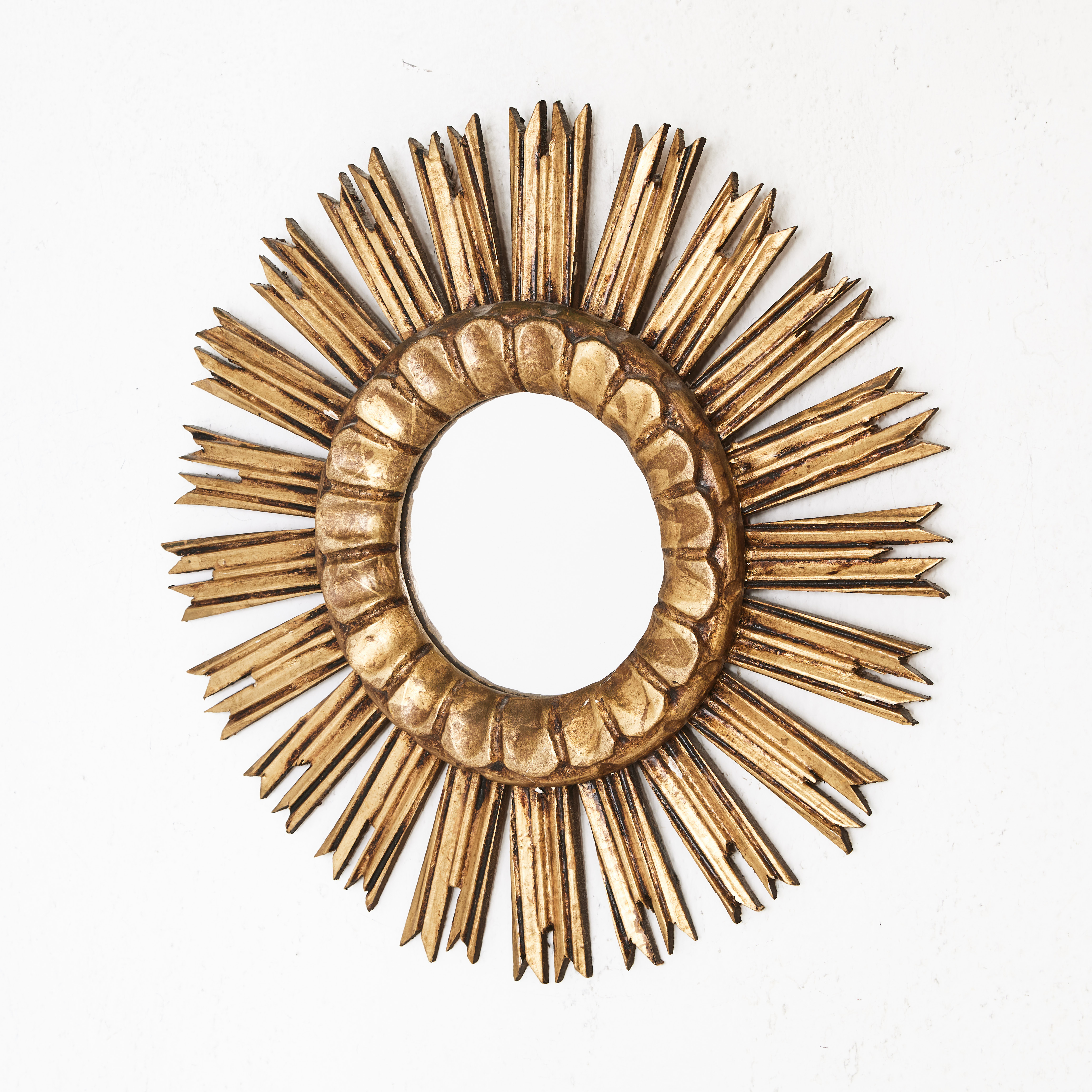 SOLSPEGEL, 1900-talets andra hälft, bronserat trä.