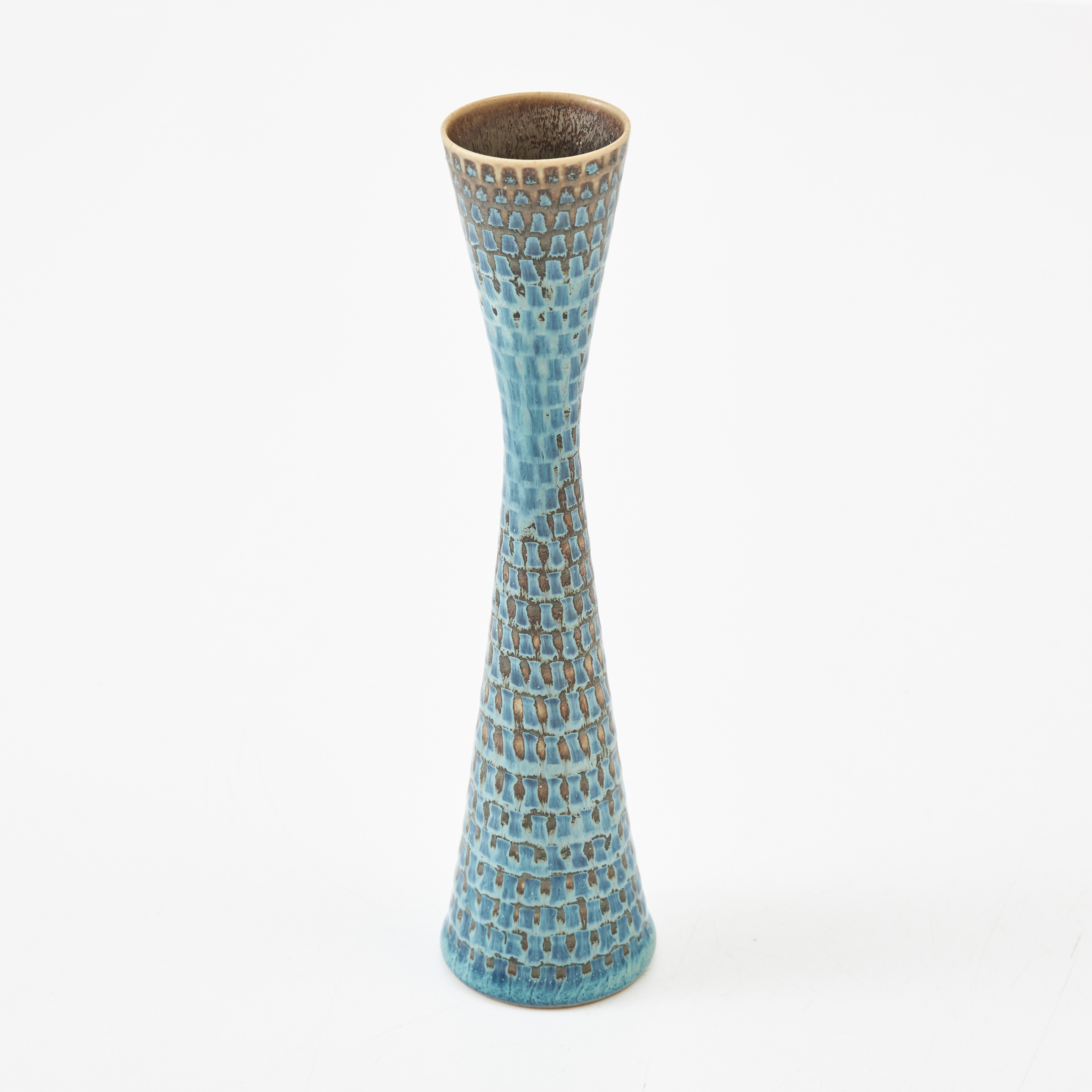 STIG LINDBERG. Vas, Gustavsberg, stengods, ristad dekor, glasyr i turkost med bruna inslag.