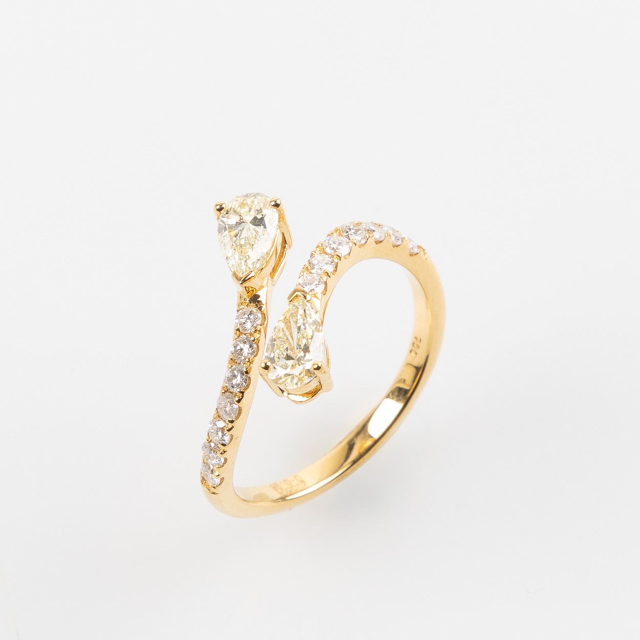 RING, 18K guld med gula droppslipad diamanter samt briljantslipade diamanter, totalt 0.98 ct.