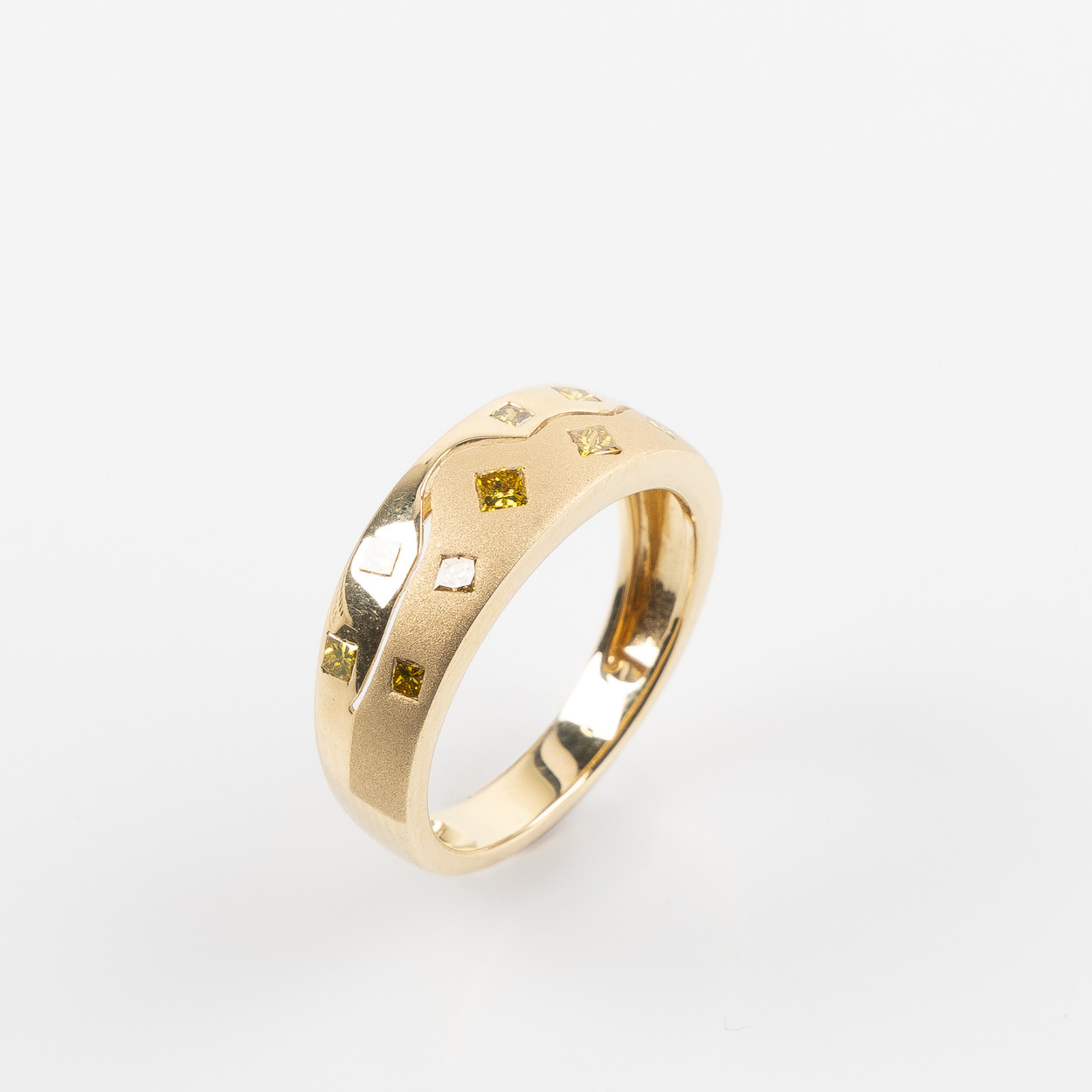 RING, 18K guld med prinsesslipade gula diamanter totalt ca 0.32 ct.