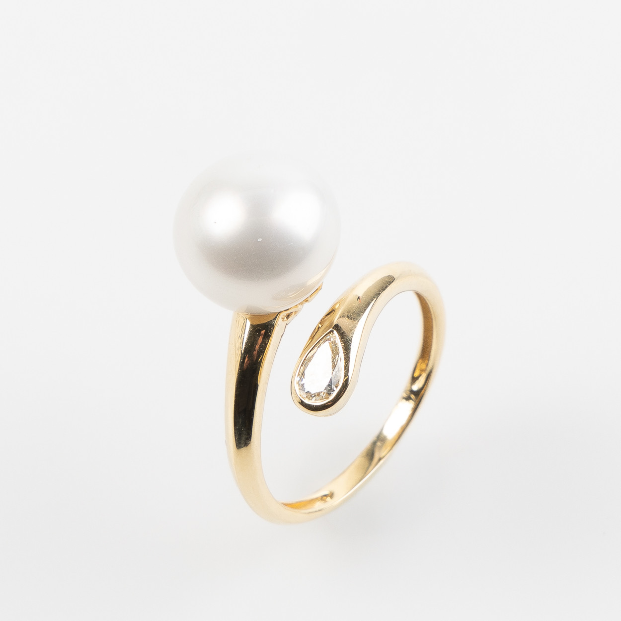 RING, 18K guld med odlad pärla och droppslipad diamant 0.21 ct. Carat enligt gravyr. Storlek ca 17,5/54. Vikt 4,2 gram.
