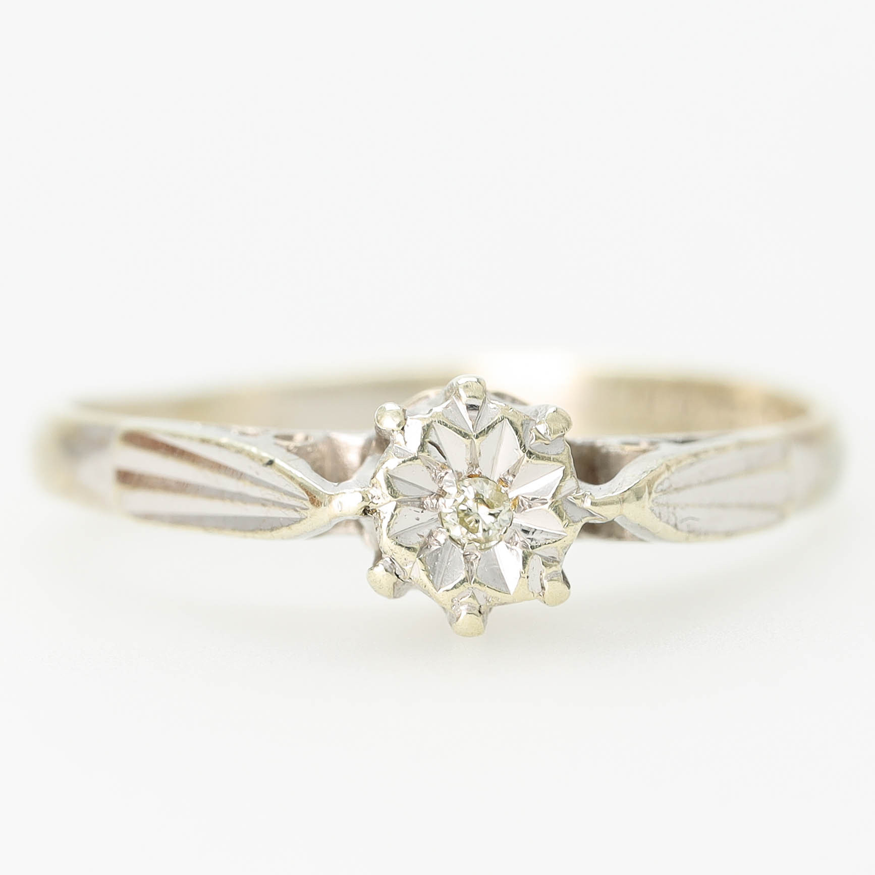 RING, 9 k vitguld, åttkantslipad diamant.