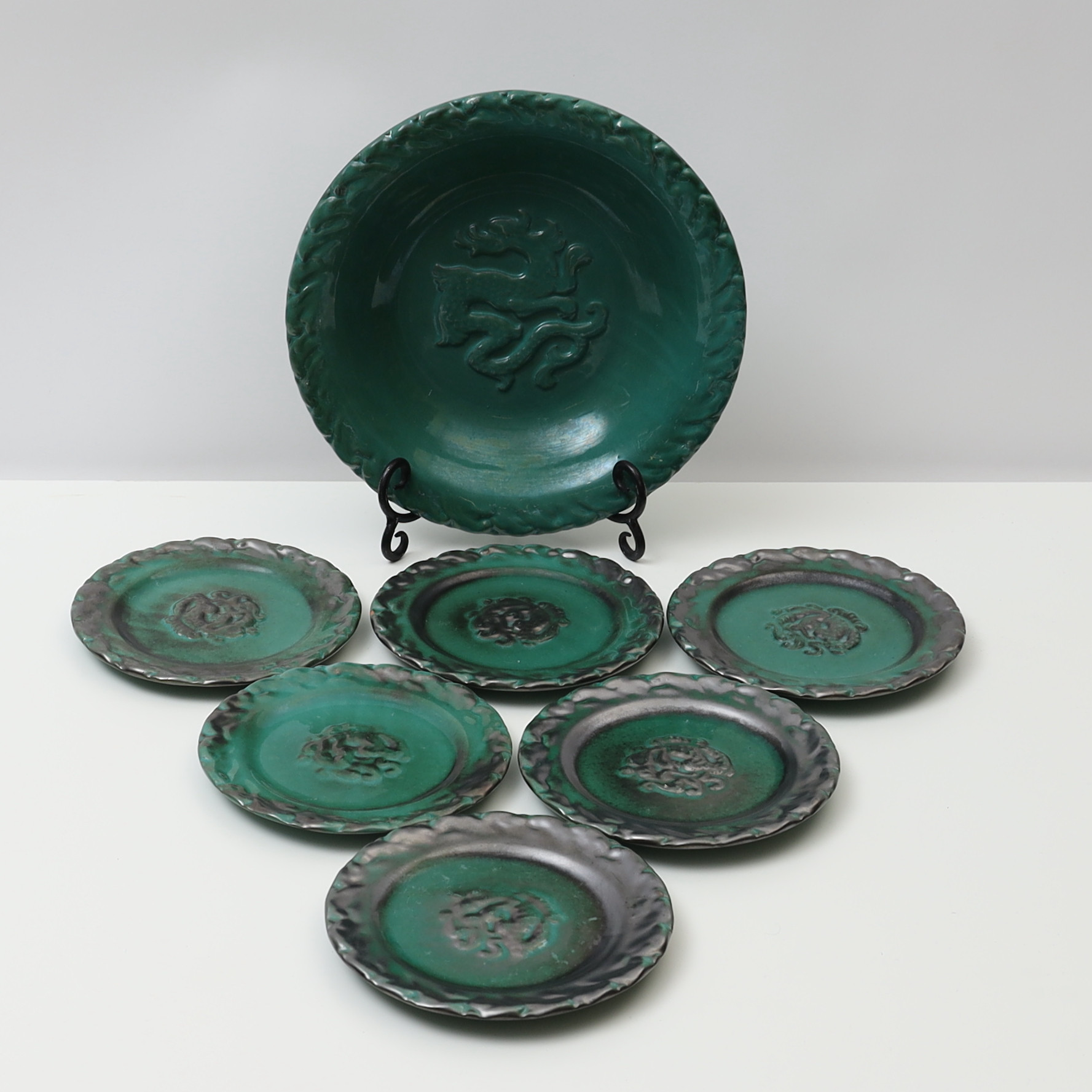 GABRIEL BURMEISTER. Serveringsservis, grönglaserad med reliefdekor av drakar.